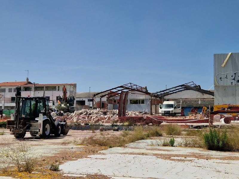 Se Inicia El Derribo De Las Naves Abadonadas De La Rambla Del Garraf