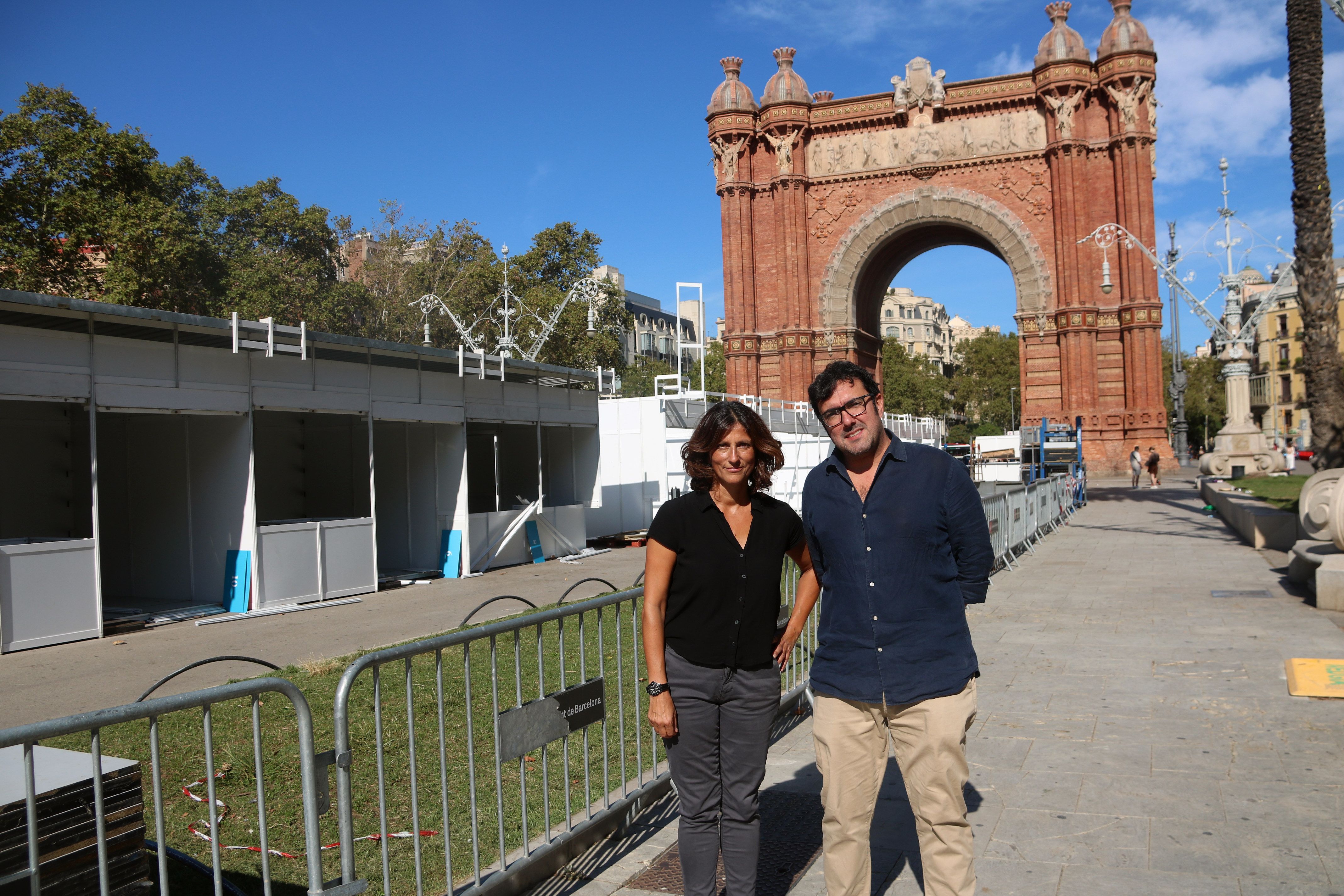 La directora de La Setmana, Cristina Domènech, i el president d'Editors.cat, Ilya Pérdigo, al passeig de Lluís Companys en el muntatge de la fira del llibre en català