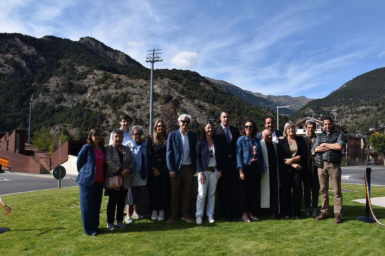 El escultor, Toni Cruz, y varias autoridades de Ordino durante la inauguración de la escultura 'Esfuerzo, Destreza y Pasión'