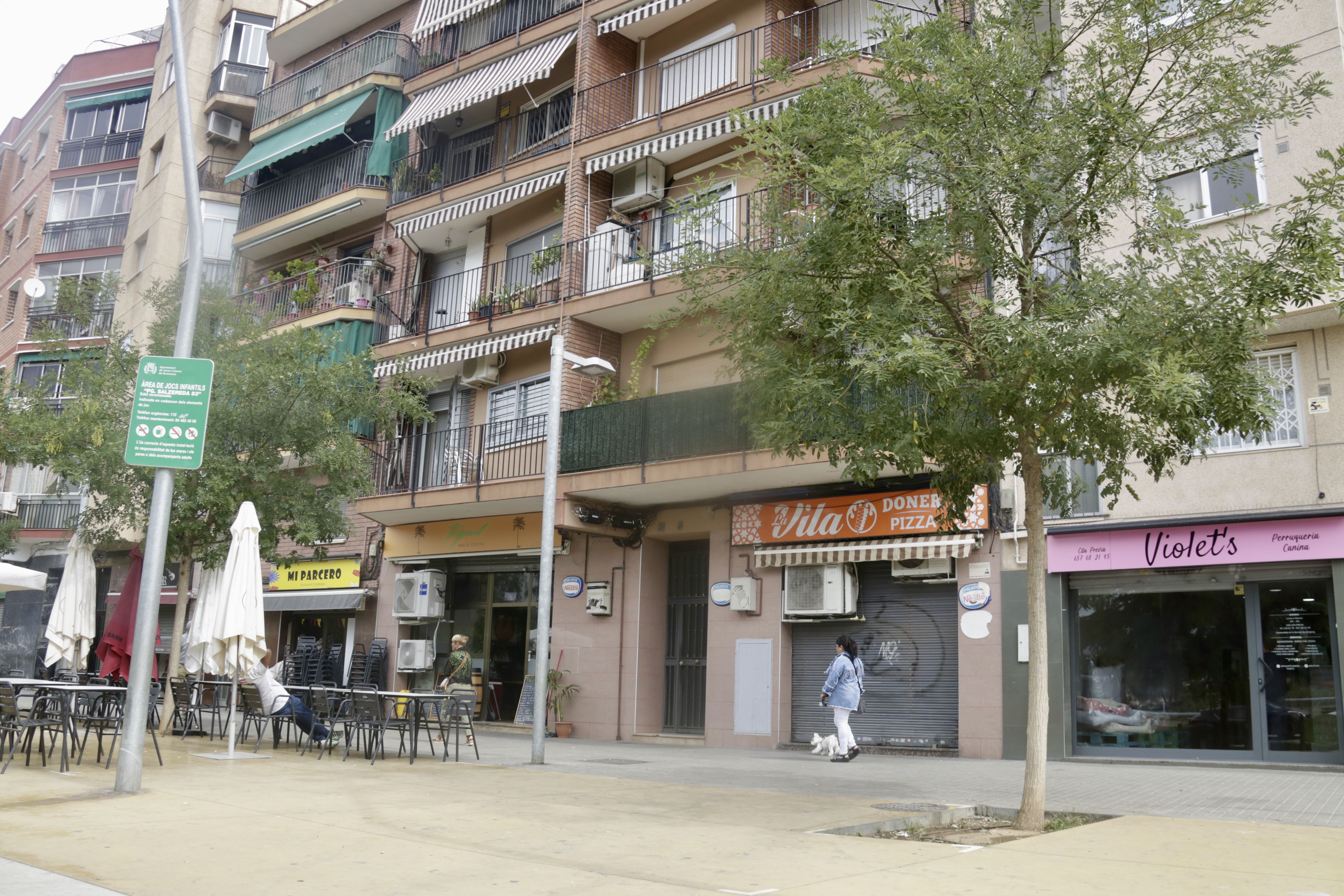 Exterior del edificio donde un hombre ha agredido a una mujer y le ha amputado la mano en Santa Coloma de Gramenet