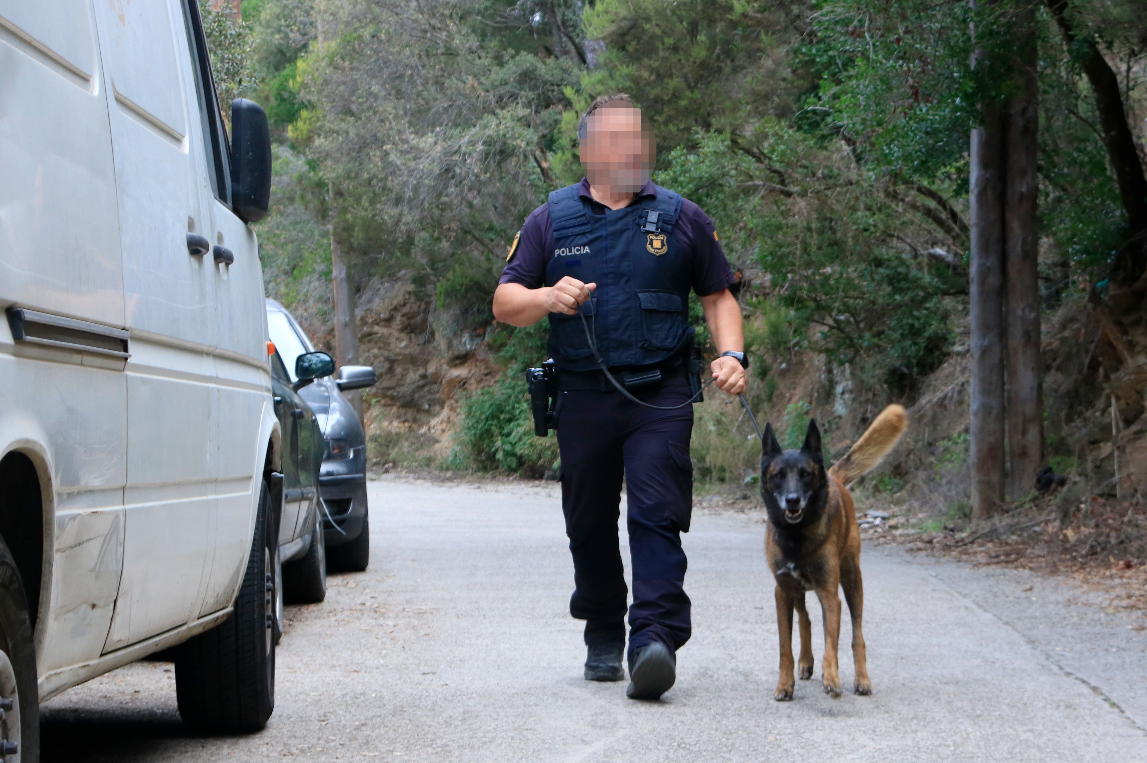 Un Mozo de Escuadra con un perro de la Unidad Canina