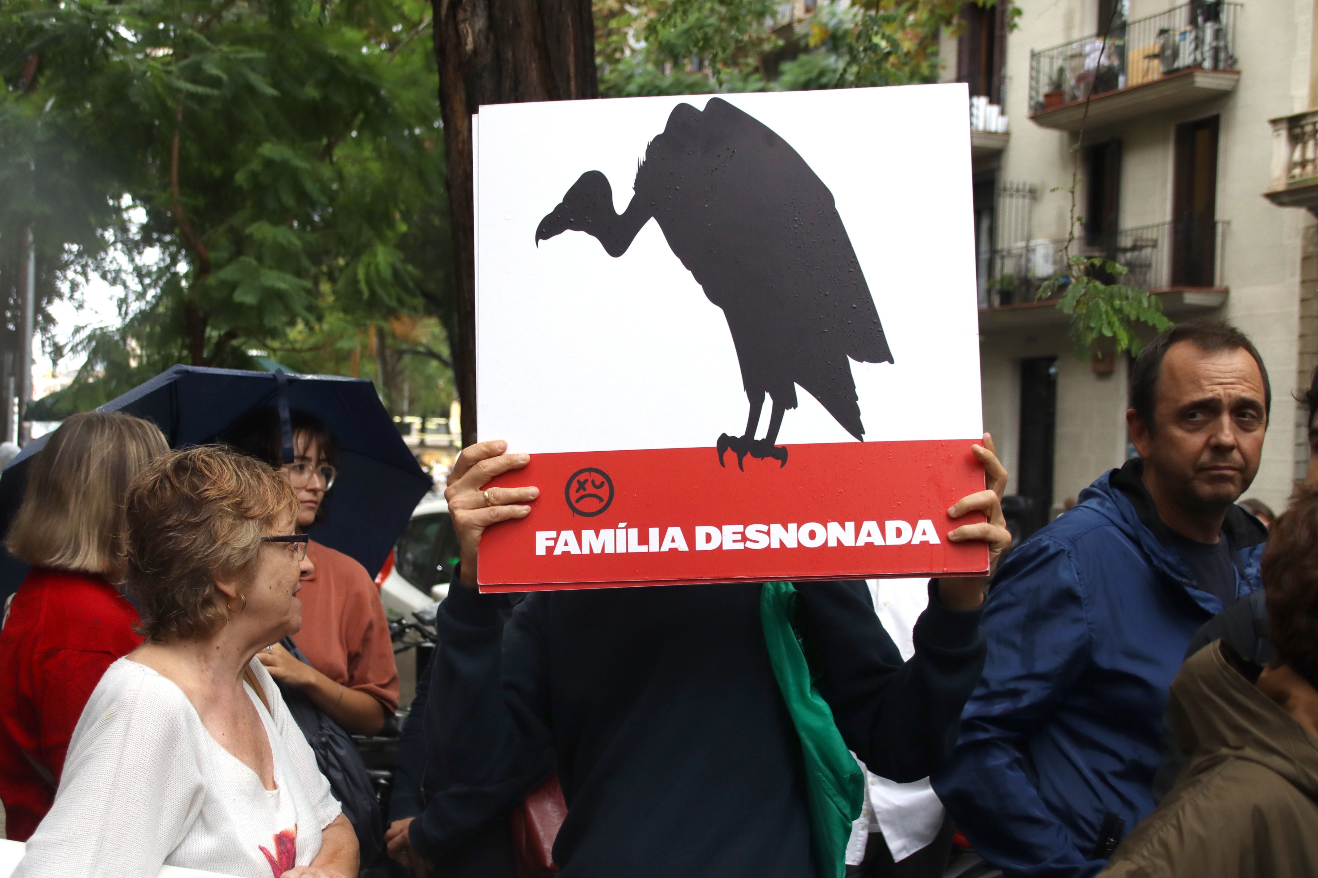 Cartell d'un voltor sobre una família desnonada