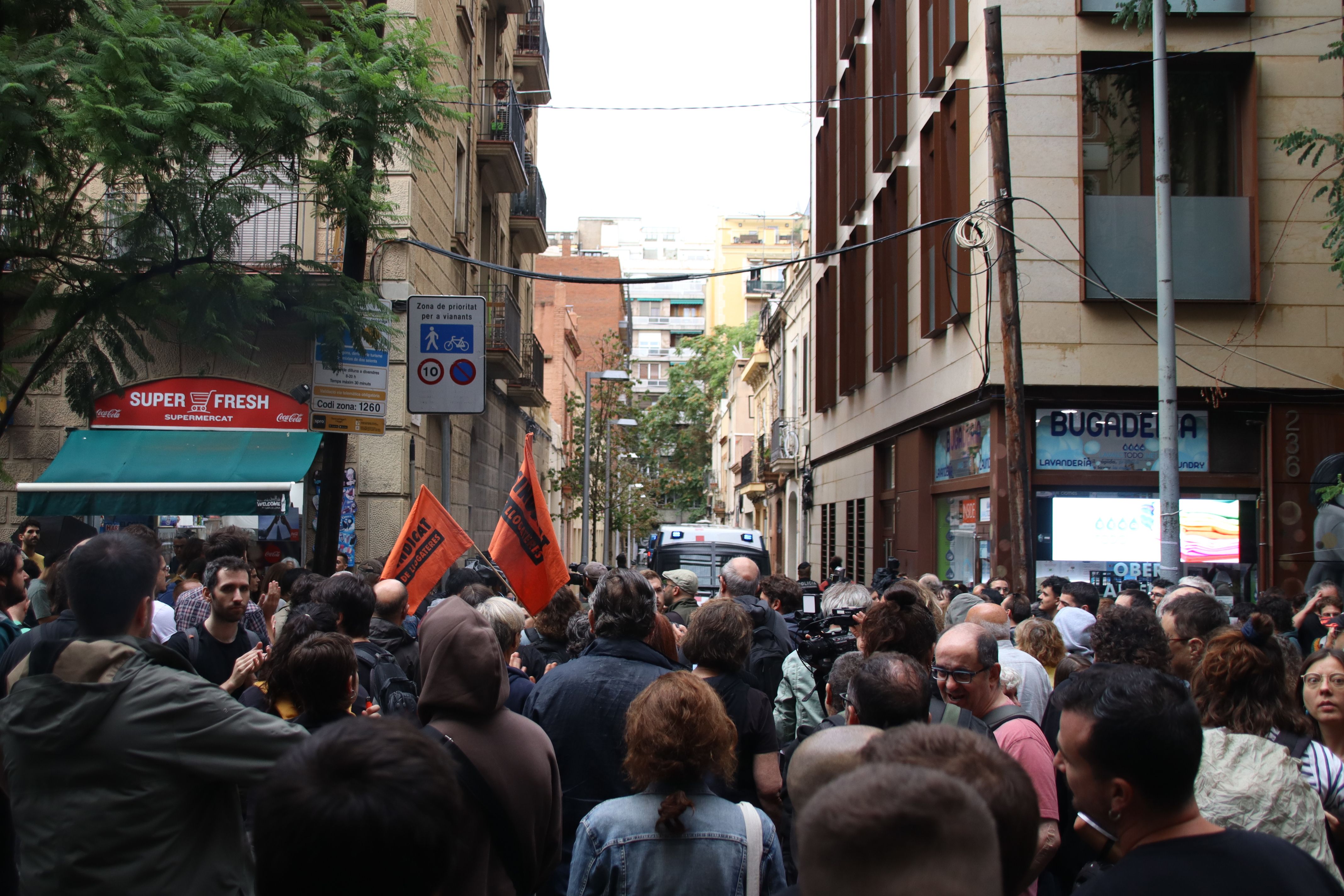 Concentració davant la seu de Junts pel seu rebuig a la regulació dels lloguers de temporada