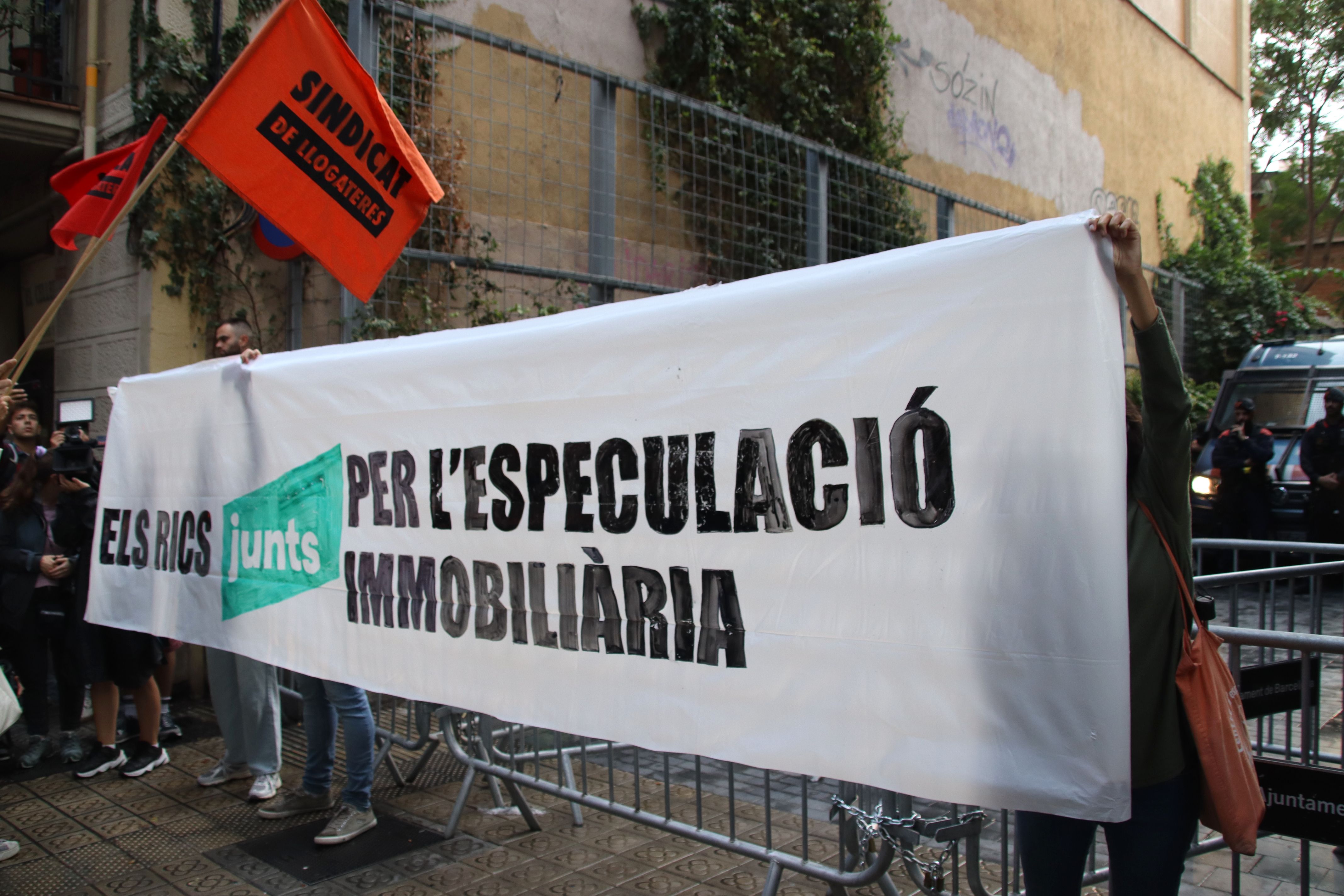 Concentració davant la seu de Junts pel seu rebuig a la regulació dels lloguers de temporada