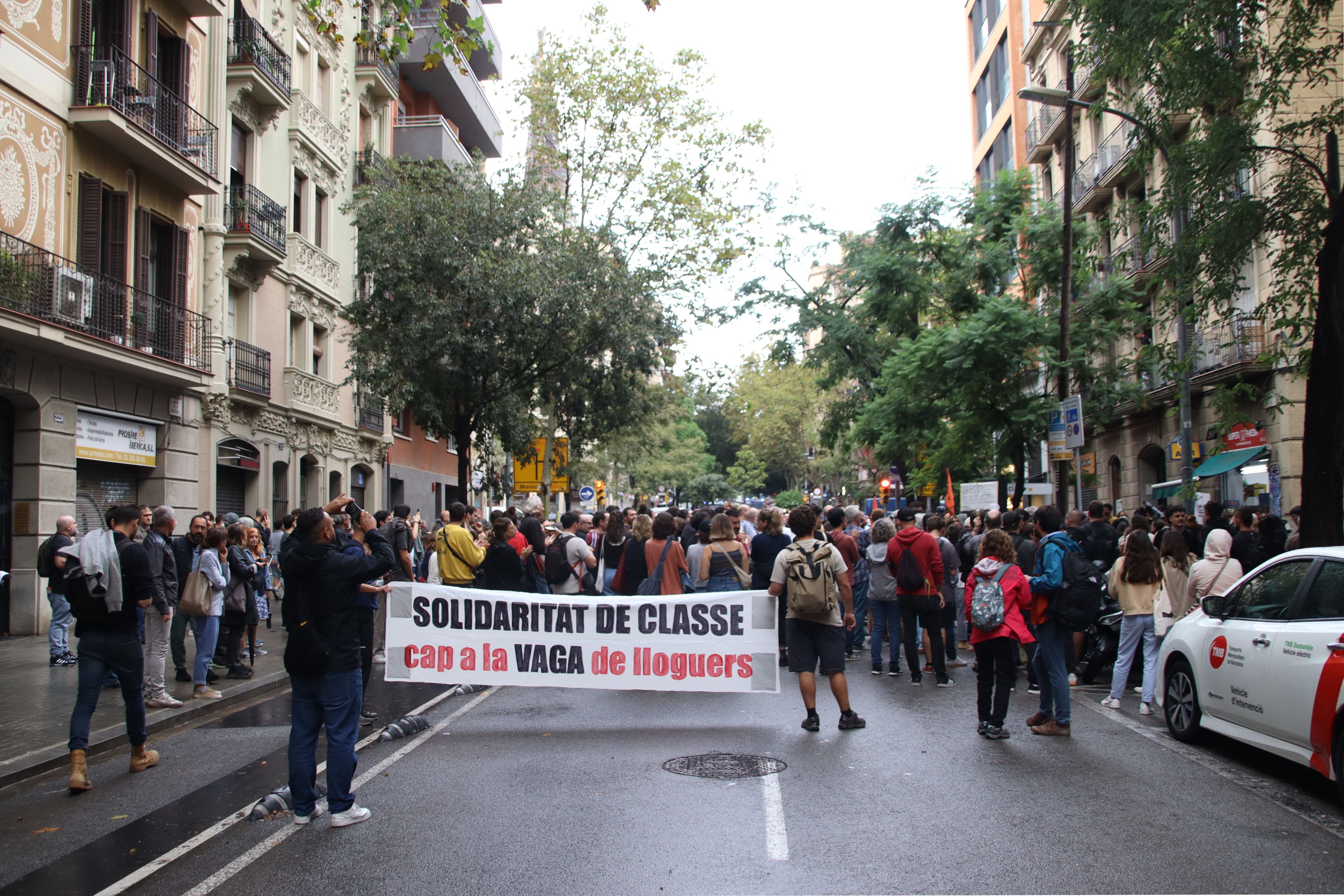 Concentració davant la seu de Junts pel seu rebuig a la regulació dels lloguers de temporada