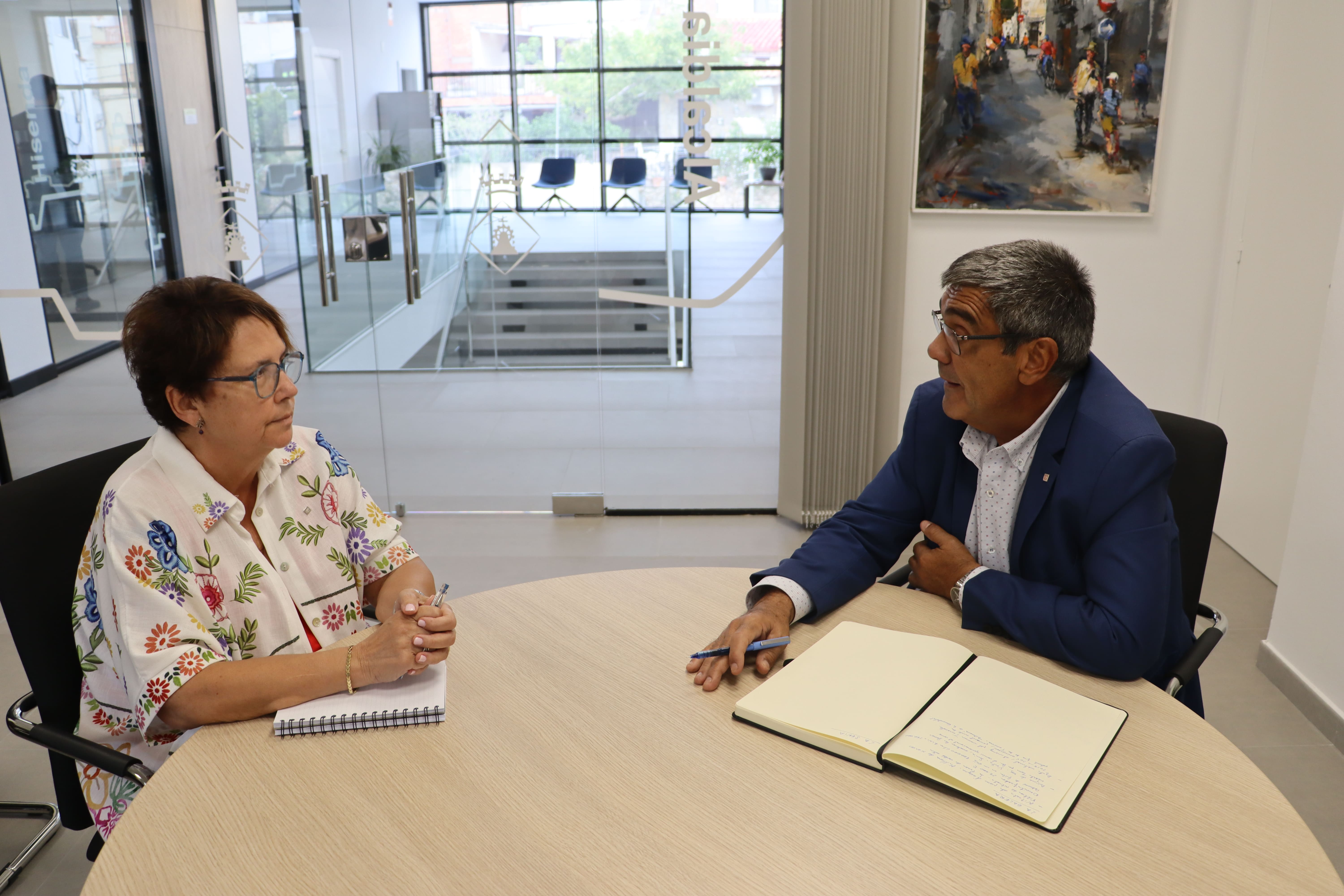 El delegat del Govern a les Terres de l'Ebre, Joan Castor Gonell, amb l'alcaldessa de la Sénia, Victòria Almuni