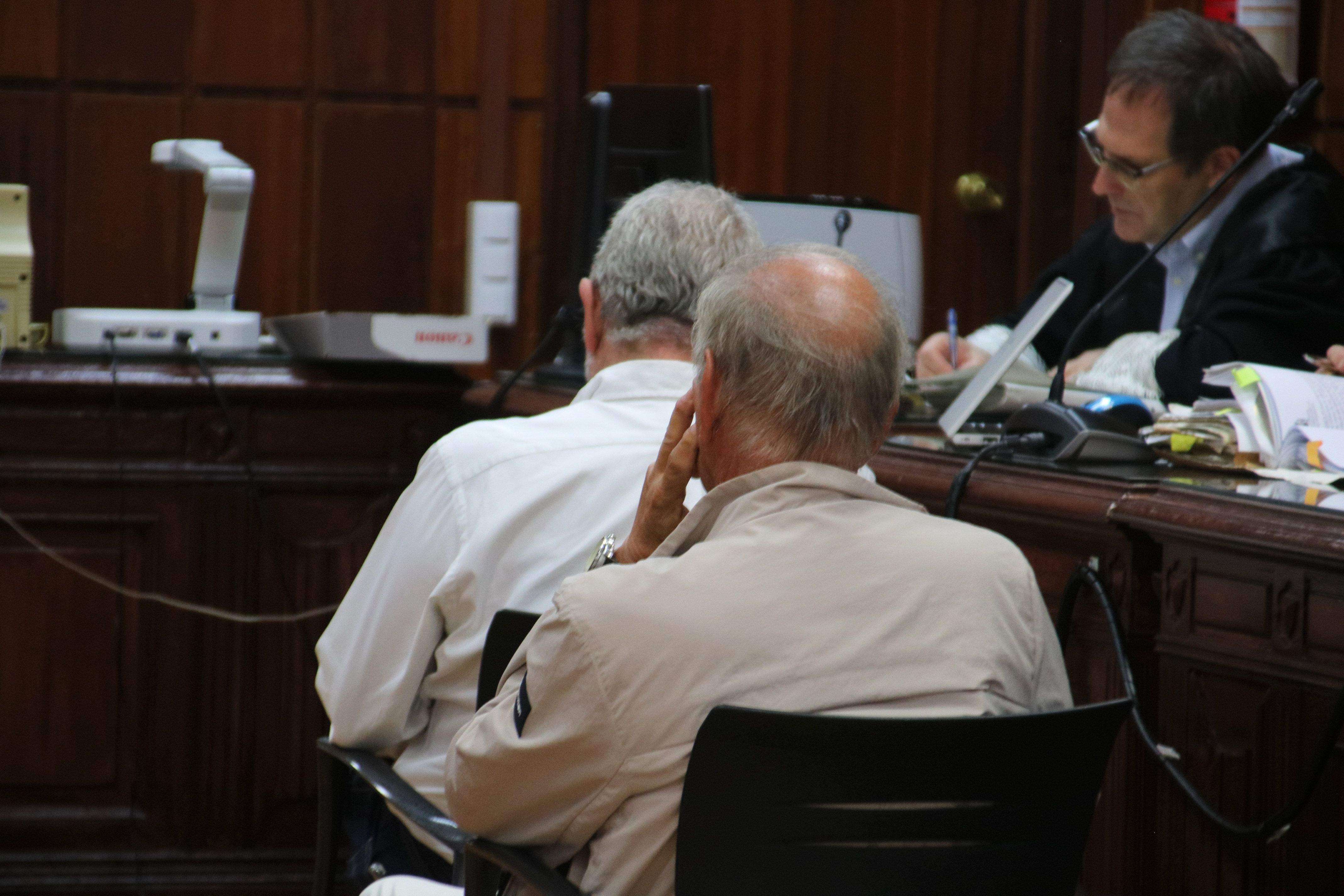 El abogado Enric Llobet y el exregidor de Urbanismo del Ayuntamiento de Tarragona, Ángel Fernández, en el juicio del Parque Central