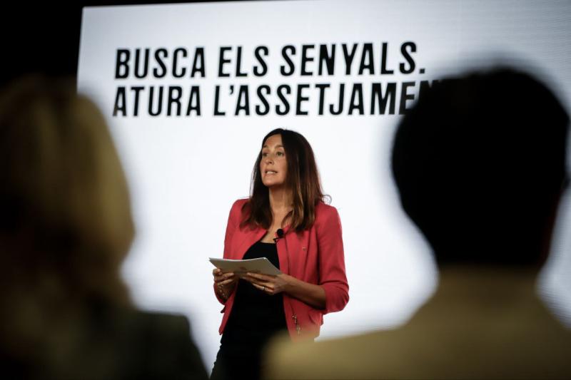 La consellera Niubó a la presentació de la campanya 'Busca els senyals. Atura l'assetjament'