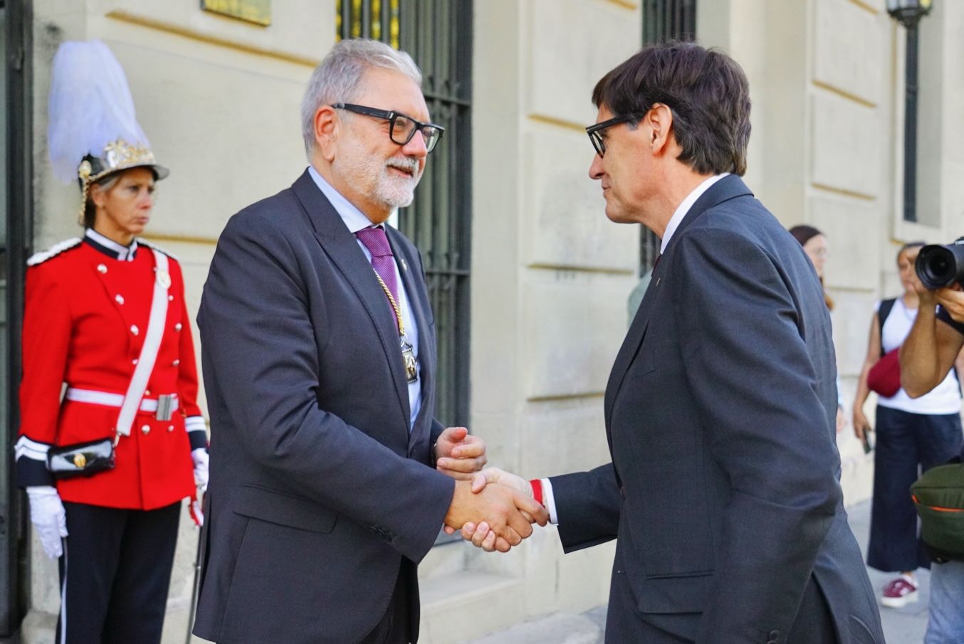 Saludo entre el alcalde de Lleida, Fèlix Larrosa, y el presidente de la Generalitat de Catalunya, Salvador Illa