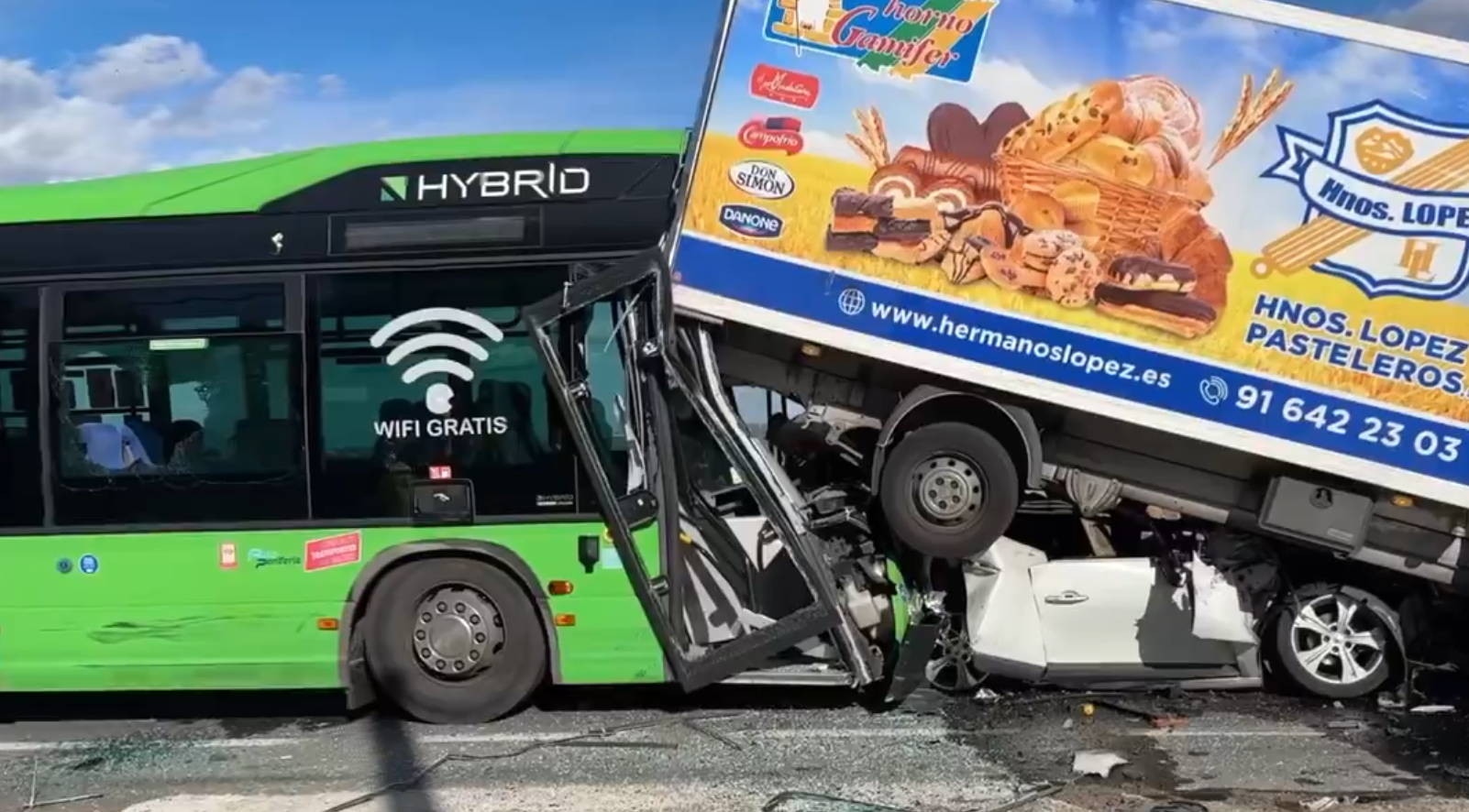 Accidente de autobús con dos camiones y un turismo en Madrid