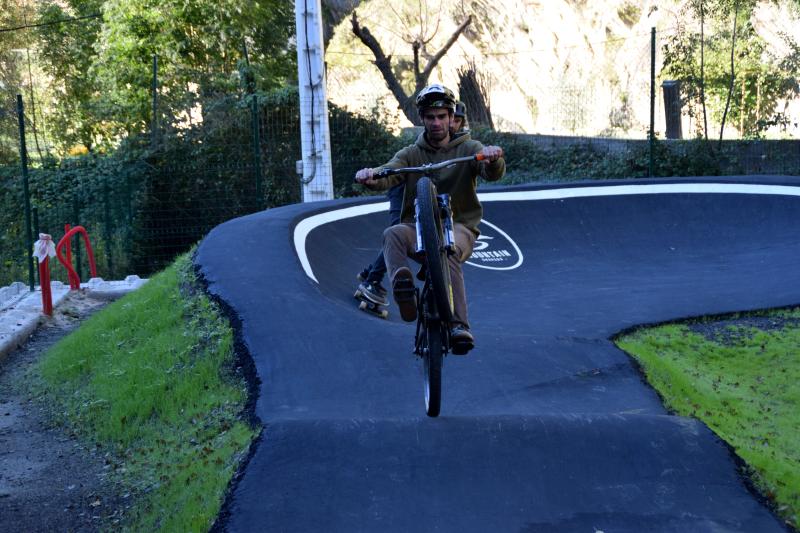 Un ciclista fent una exhibició durant la inauguració del pump track de Sant Julià de Lòria