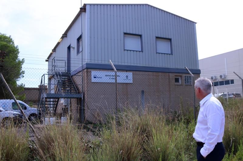 El alcalde de Amposta, Adam Tomàs, ante las instalaciones de la estación de bombeo de la empresa concesionaria Sorea en el polígono de Tosses
