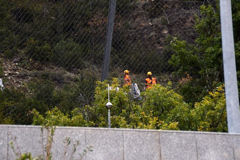 Los operarios realizando los trabajos de protección de la calzada