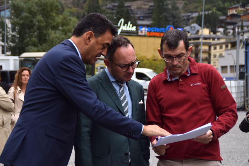 El jefe de Gobierno, Xavier Espot, y el ministro de Territorio y Urbanismo, Raul Ferré, consultando los planos de la obra