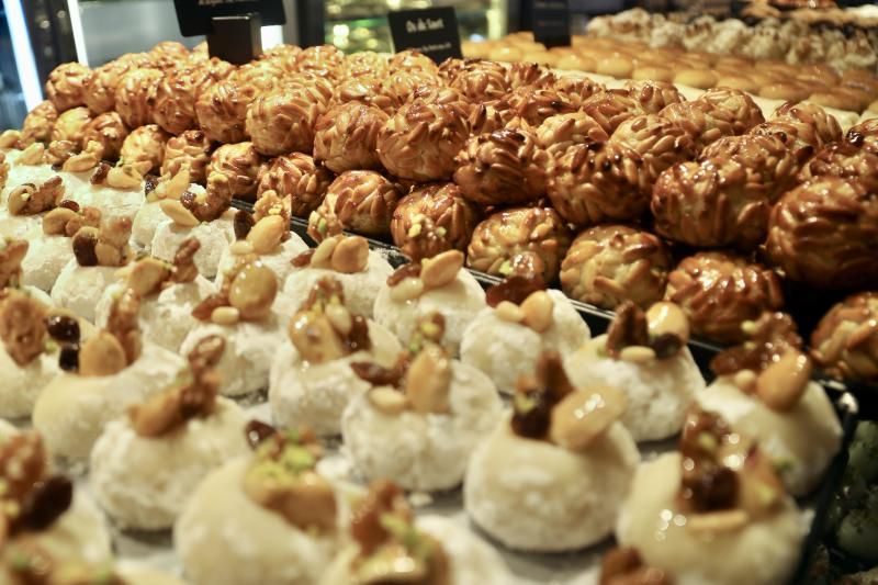 Panellets de ratafia amb músic a la pastisseria Zaguirre de Terrassa