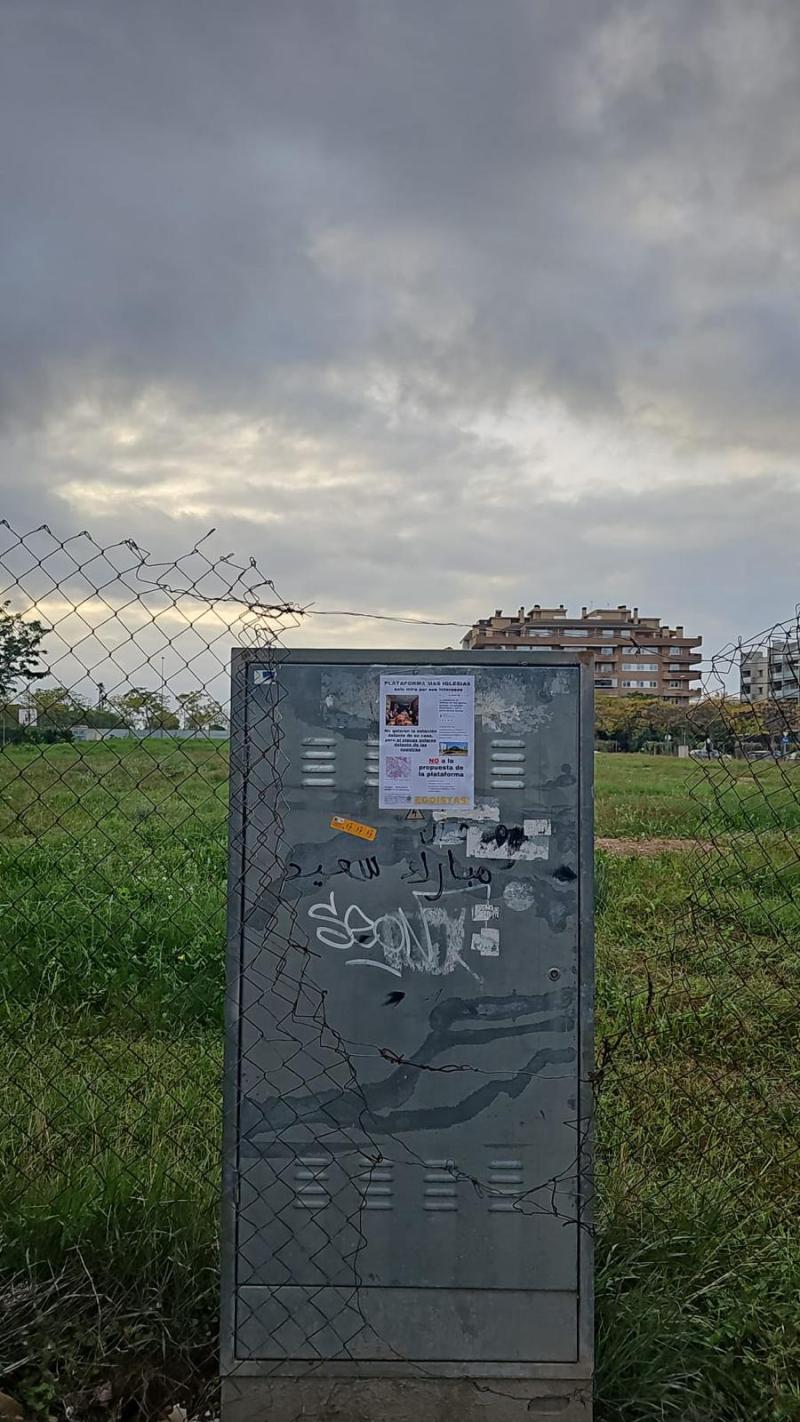 cartell en contra de la plataforma mas iglesias