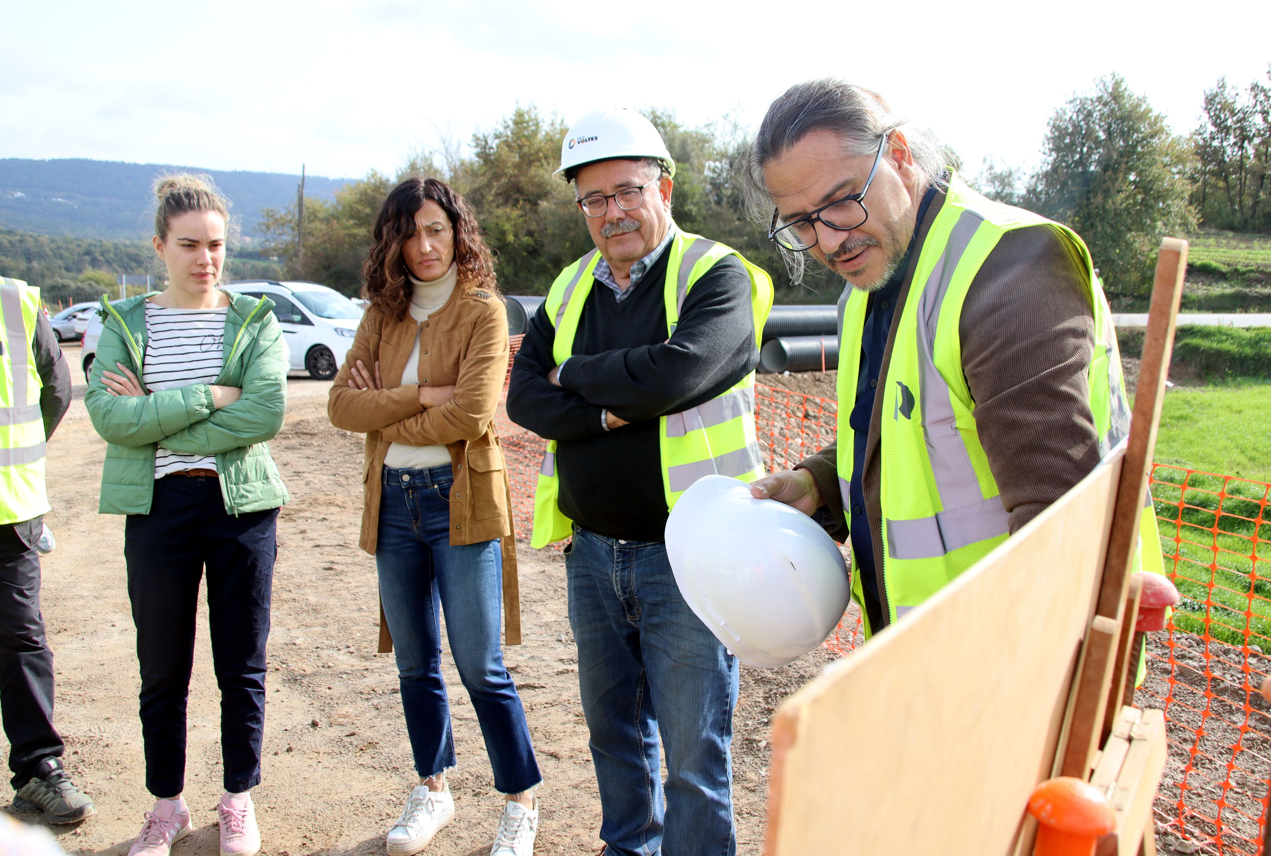 Los técnicos explican a Navidad y a las alcaldesas de Solivella y Santa Maria de Rosanes las mejoras del trazado