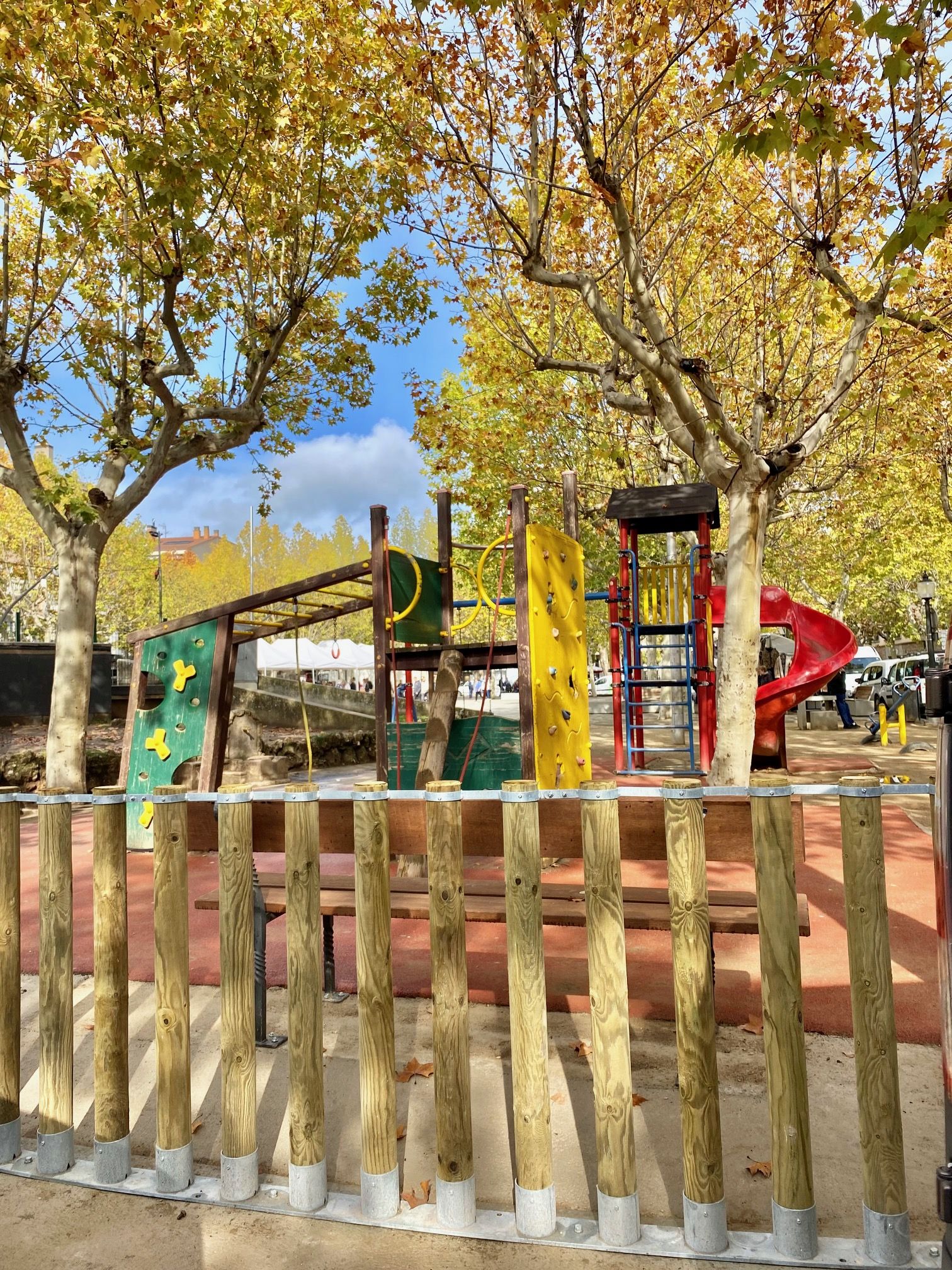 Solsona arregla los parques infantiles y el ajardinamiento de la plaza del Camp