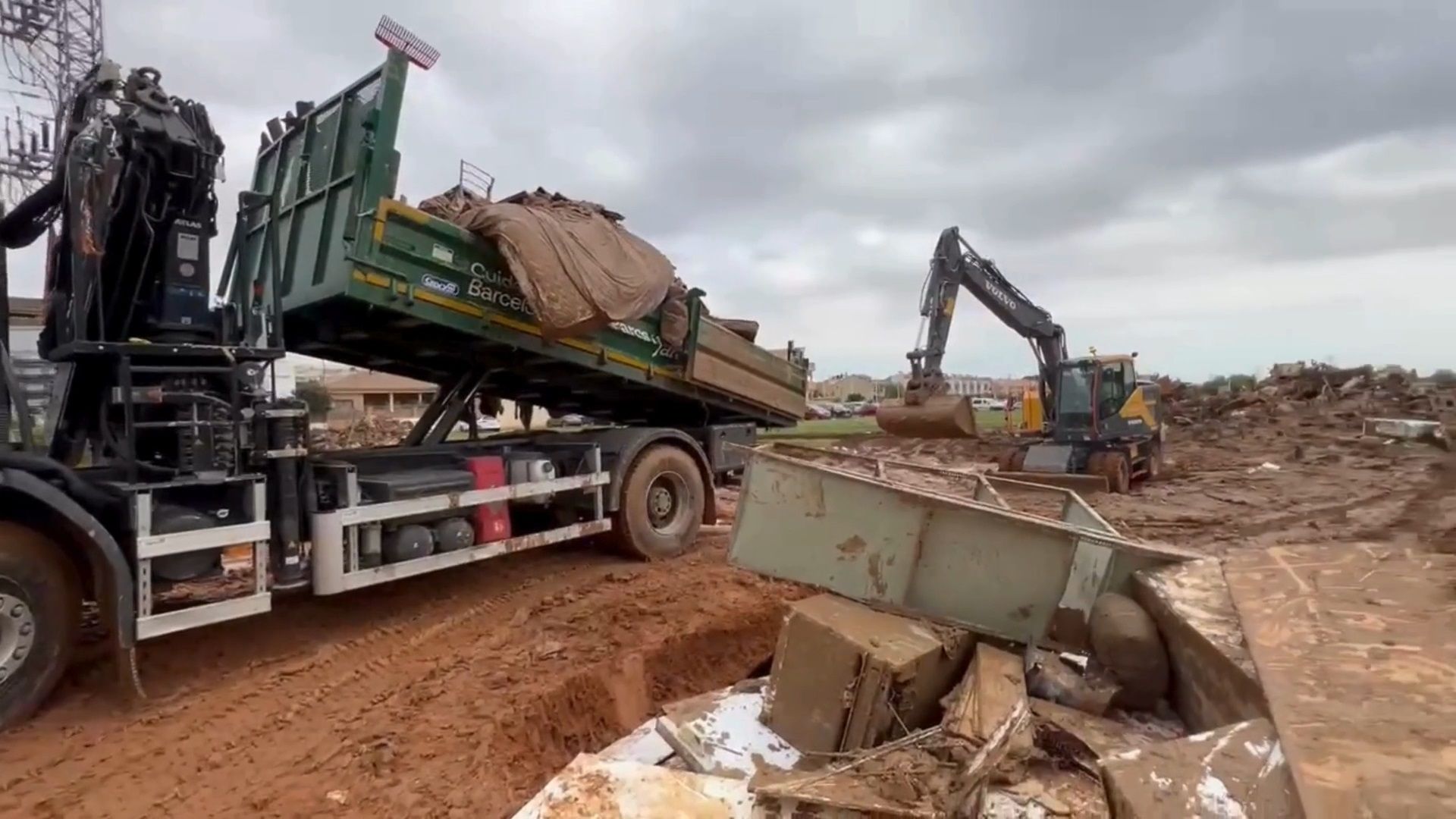 Efectivos del Ayuntamiento de Barcelona trabajando en las zonas afectadas por la DANA en el País Valenciano