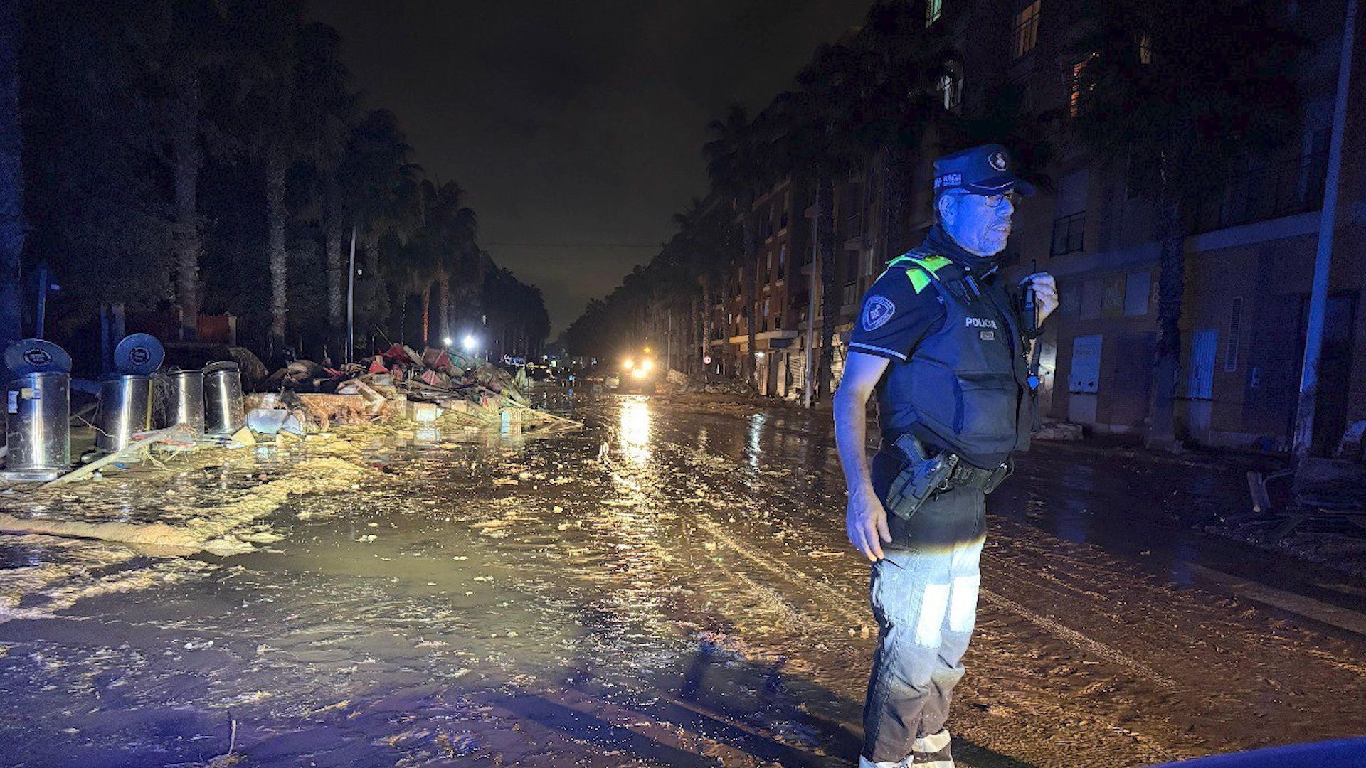 Un guardia urbano de Barcelona ayuda a la zona afectada por la DANA en Valencia