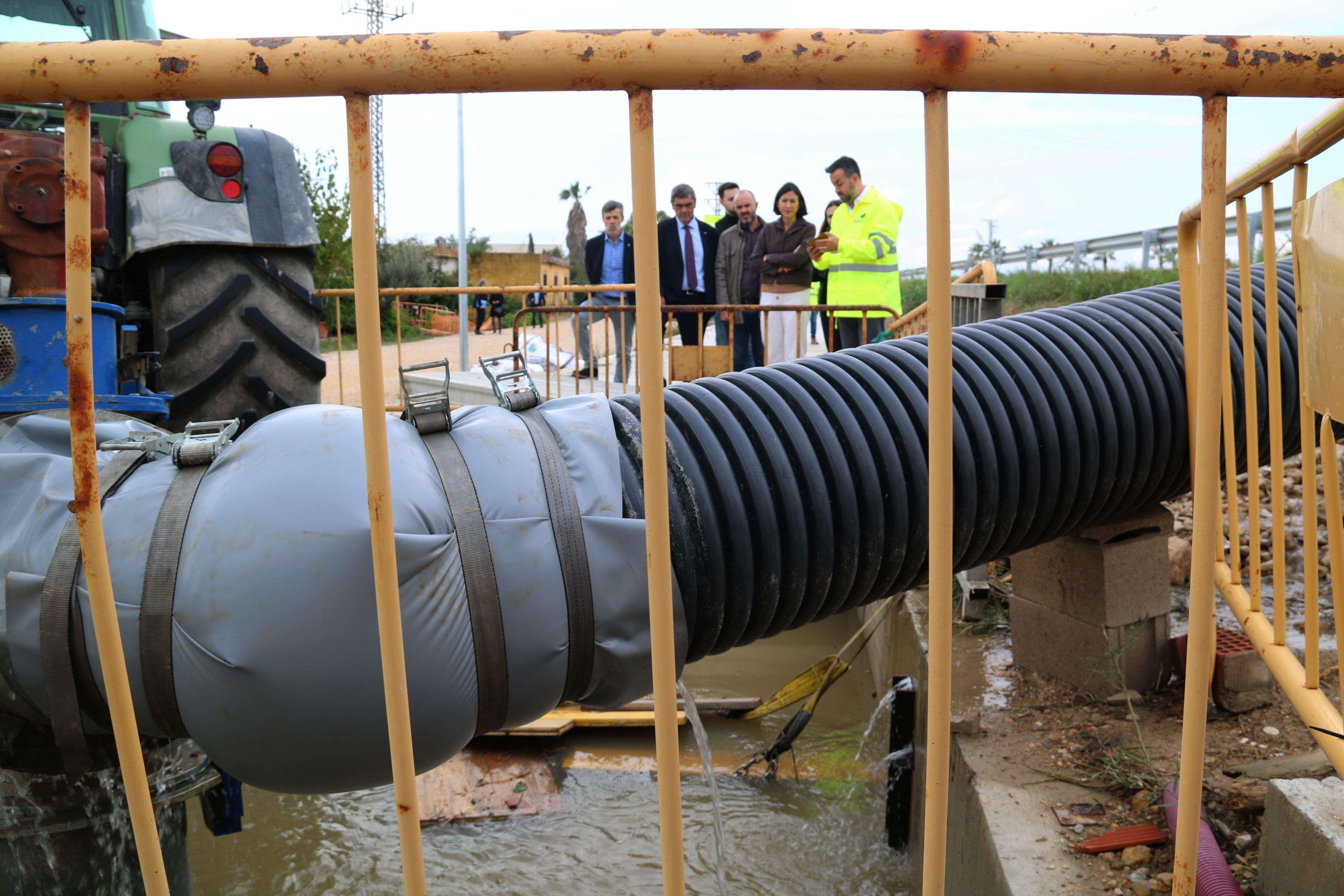 Una màquina bomba l'aigua a Deltebre per evitar inundacions 1