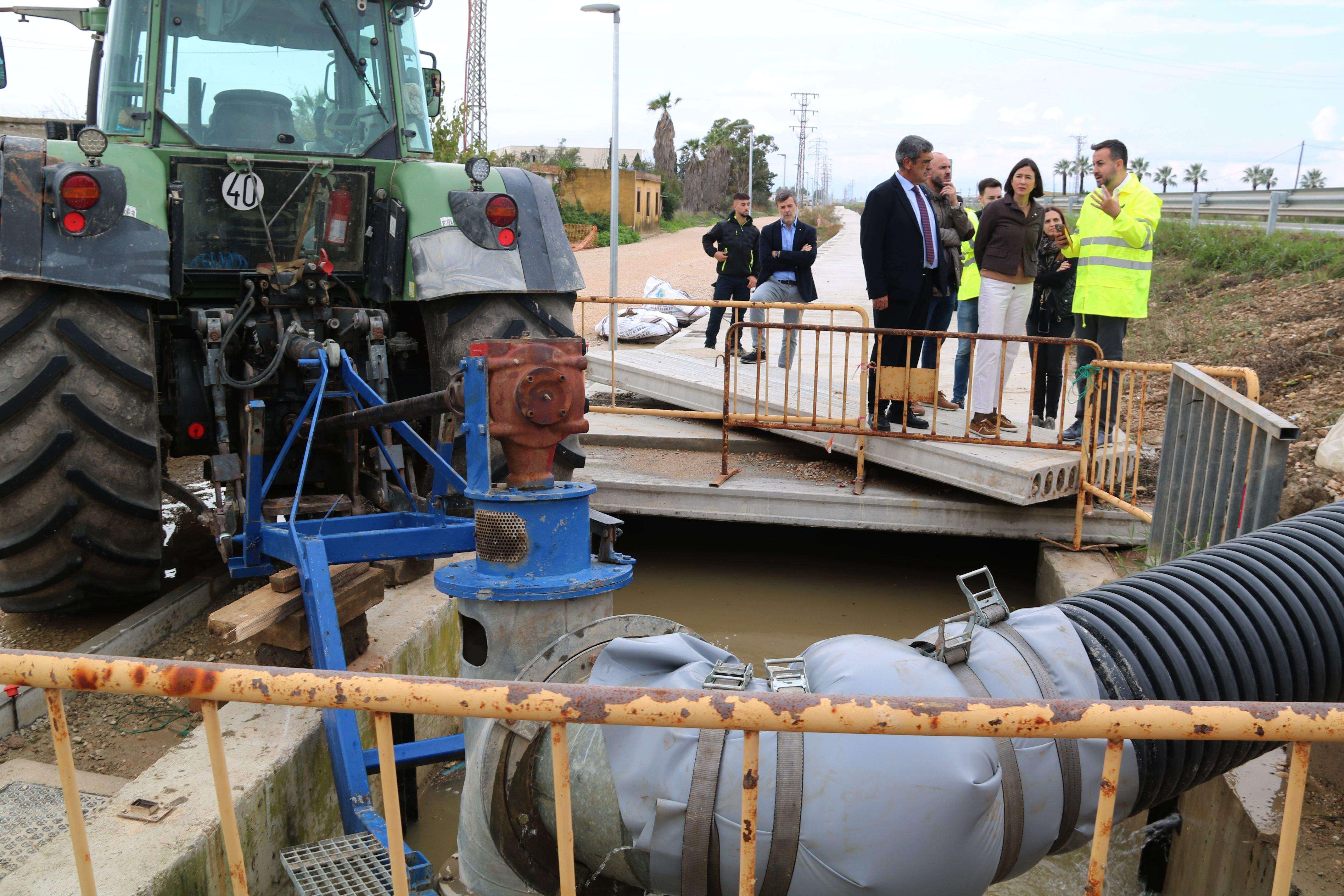 Una màquina bomba l'aigua a Deltebre per evitar inundacions 2
