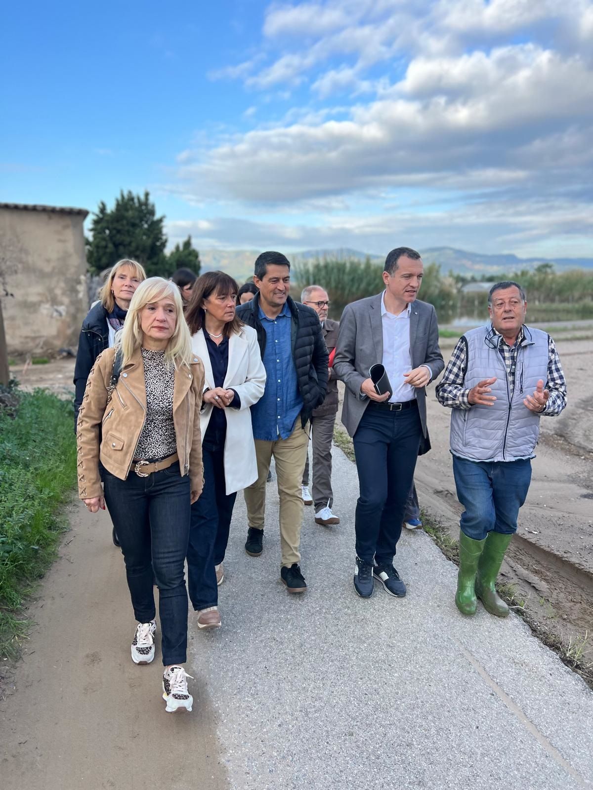 Gemma Badia y Òscar Ordeig visitan los campos inundados