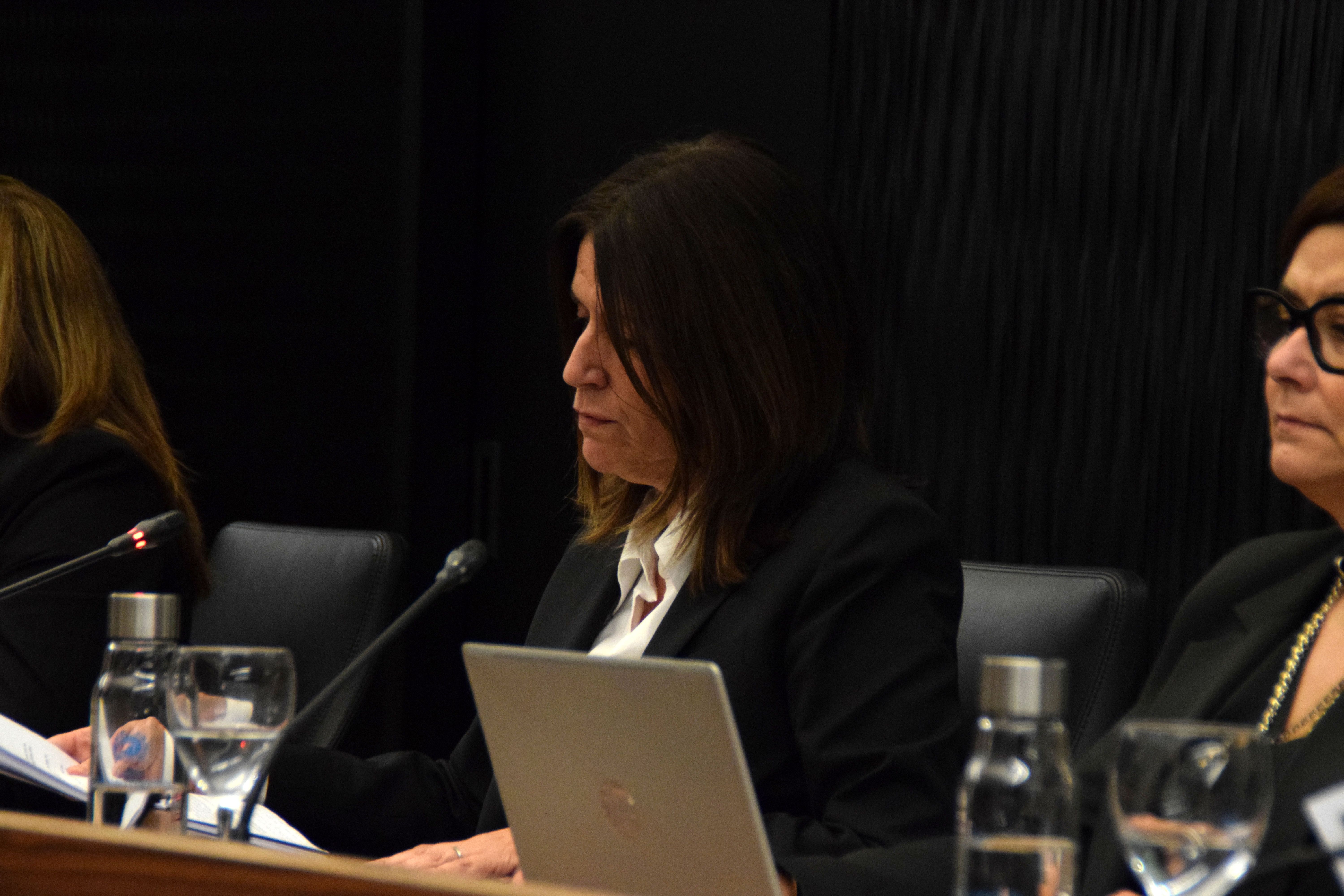 La consellera a l'oposició, Anna Garcia, a la sessió del consell de comú