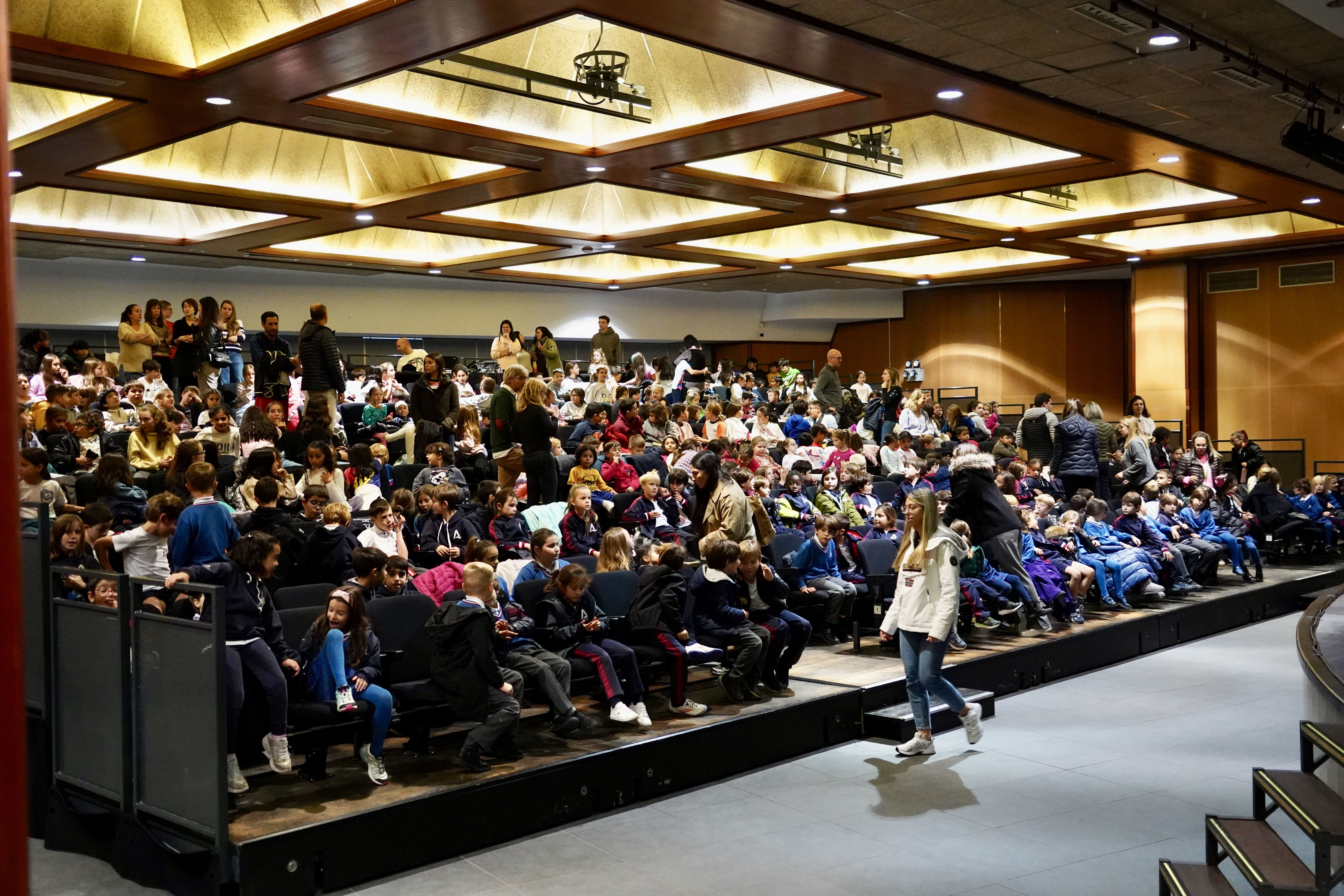 El públic assistent a l'espectacle de titelles d'Encamp