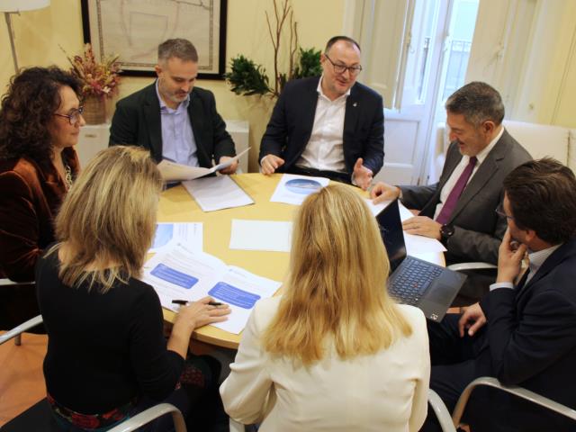 Reunión con miembros del gobierno villanovense