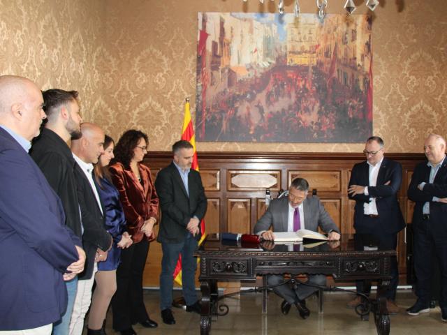 El conseller Miquel Samper ha firmado el libro de honor de Vilanova i la Geltrú