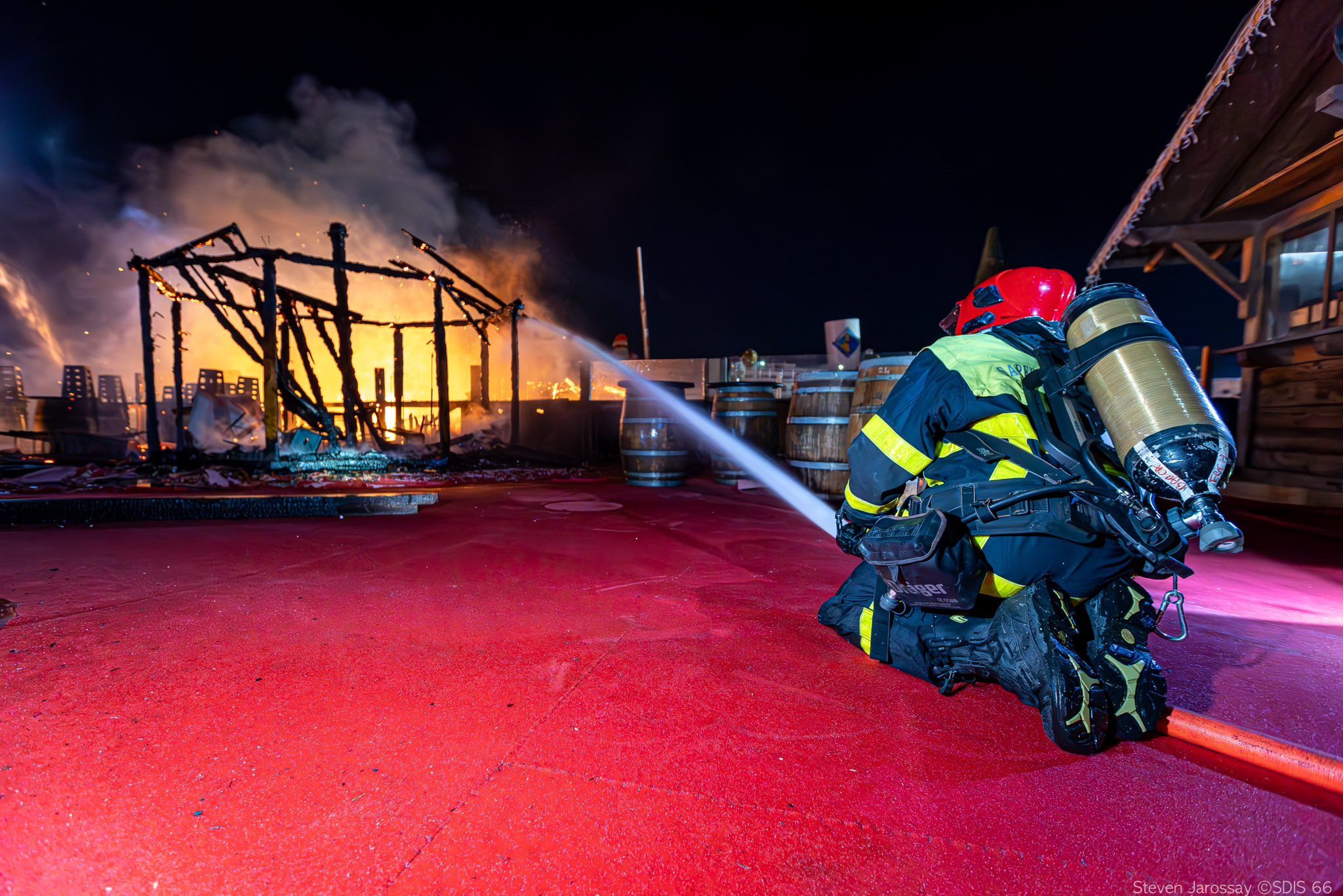Un incendi crema part del mercat de Nadal del Barcarès