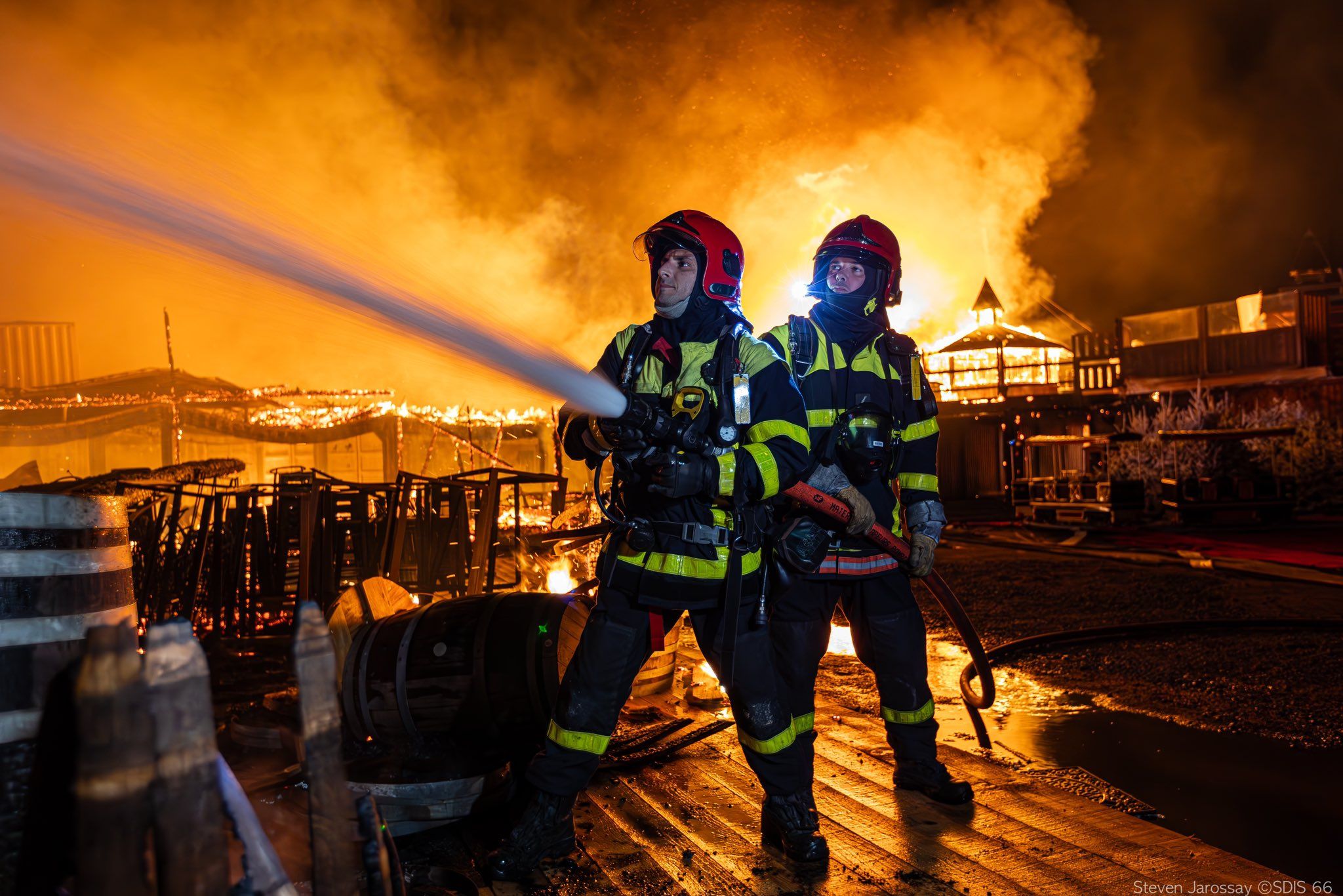 Un incendi crema part del mercat de Nadal del Barcarès