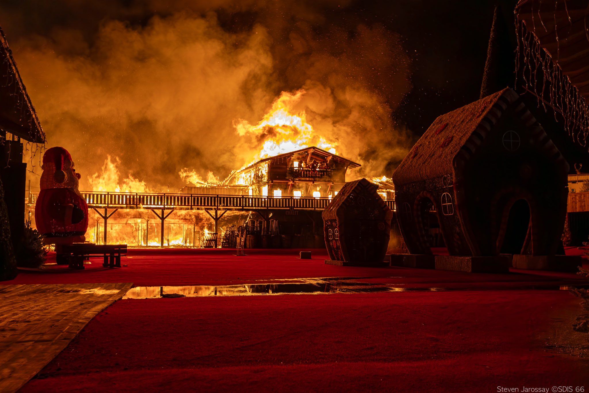 Un incendi crema part del mercat de Nadal del Barcarès