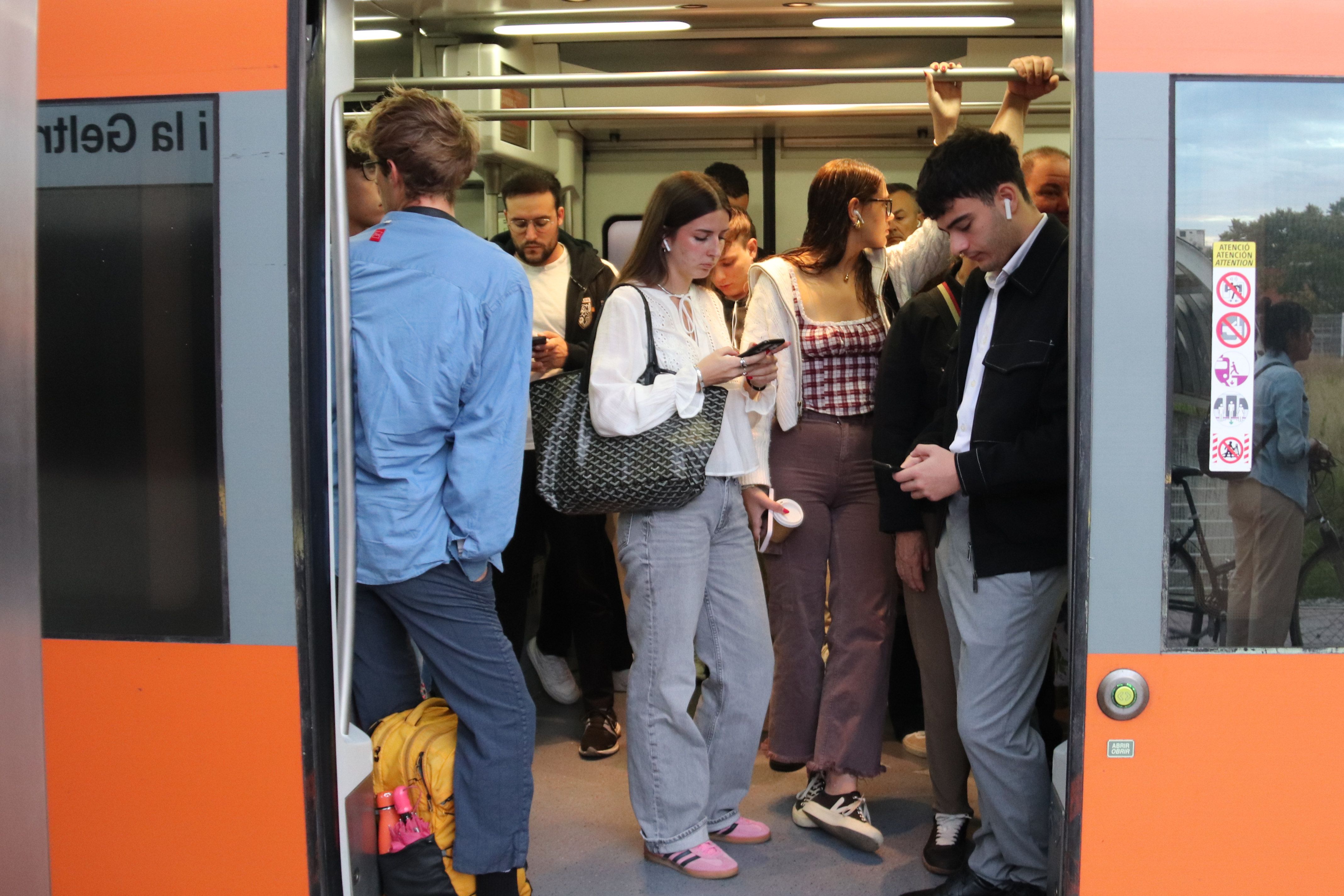 Un tren de l'R2 Sud en direcció Barcelona ple de gom a gom entre Cubelles i Vilanova i la Geltrú