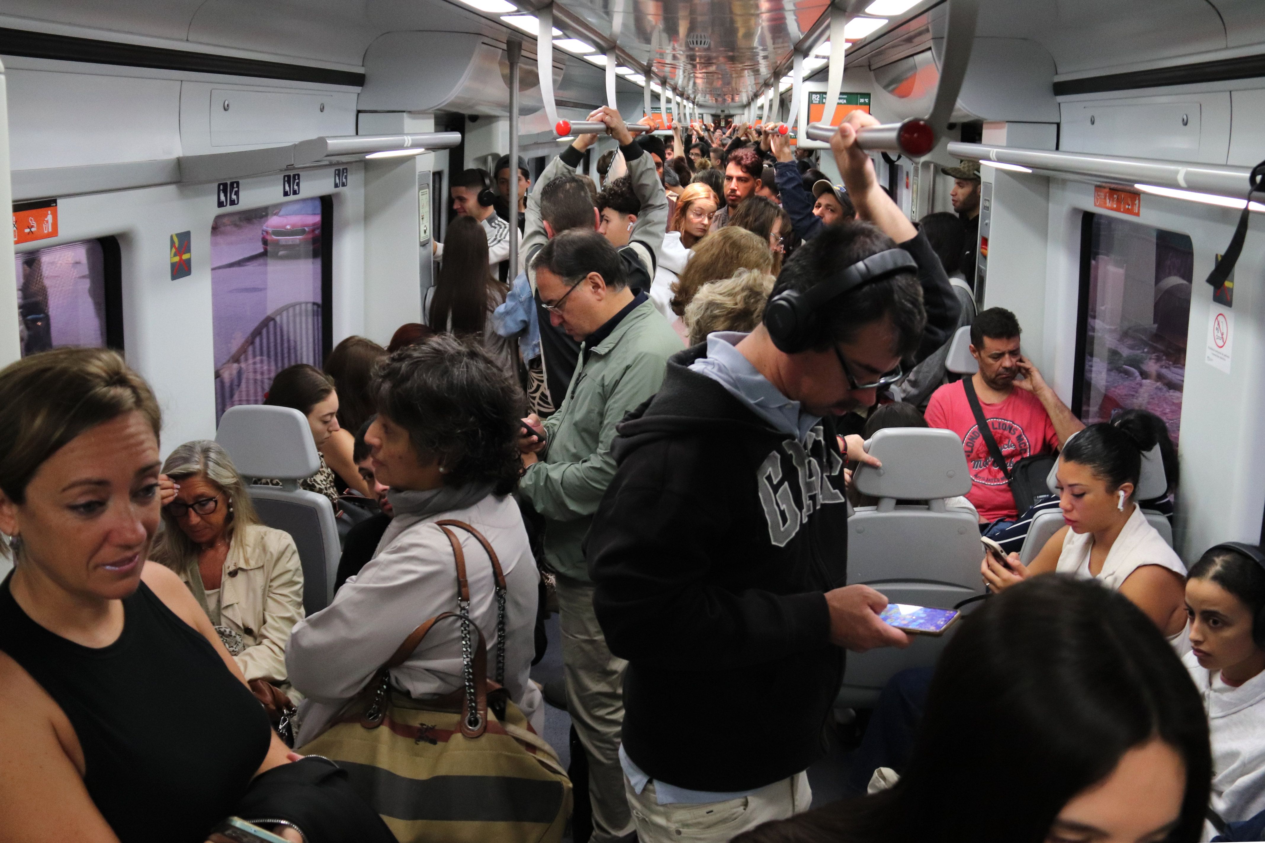 Un tren de l'R2 Sud en direcció Barcelona ple de gom a gom entre Cubelles i Vilanova i la Geltrú