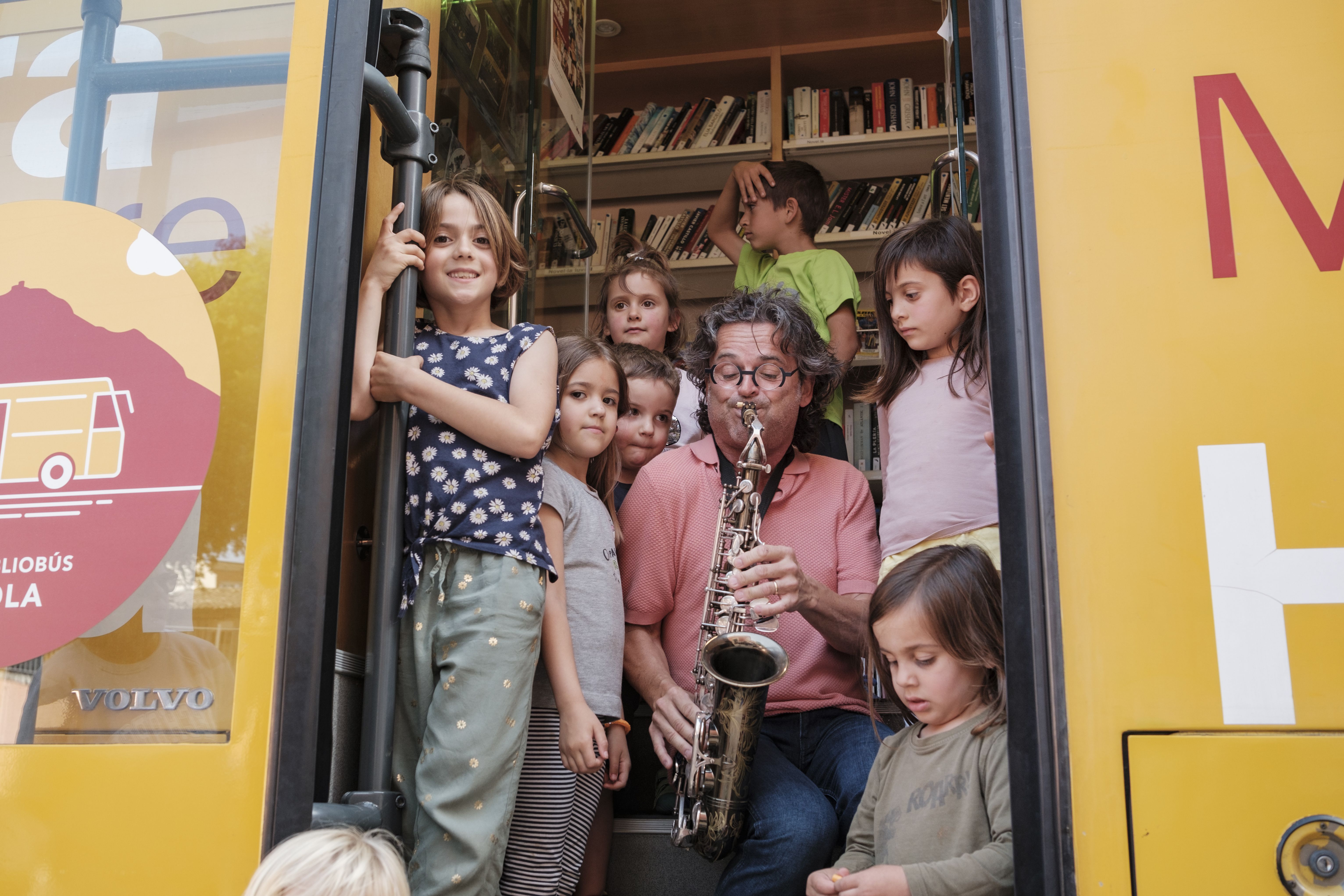 Bibliobus La Mola_VET AQUÍ UN SAXO-SANT LLORENÇ SAVALL-9618 (1)