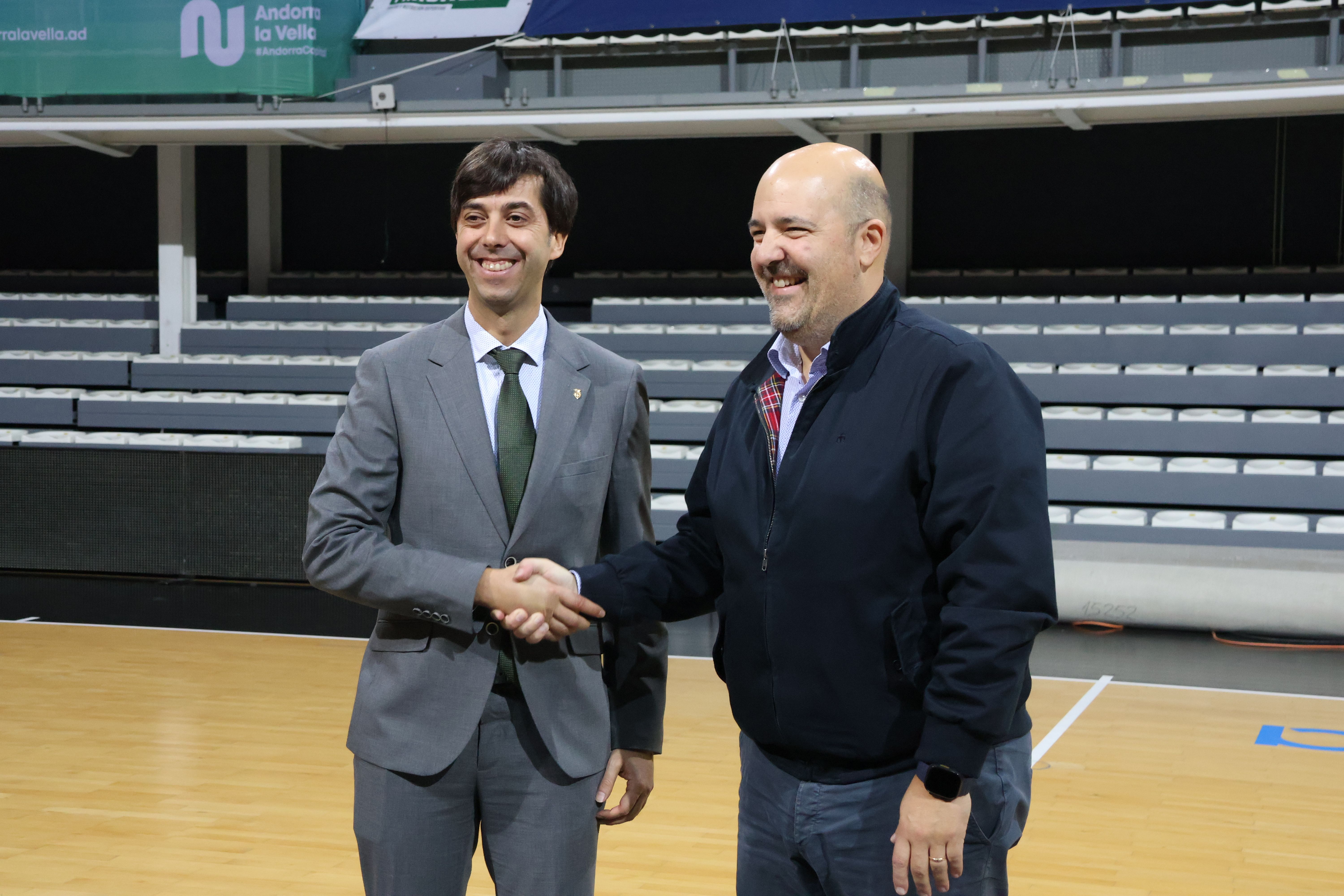 El cònsol major d'Andorra la Vella, Sergi González, i el president del BC MoraBanc Andorra, Gorka Aixàs