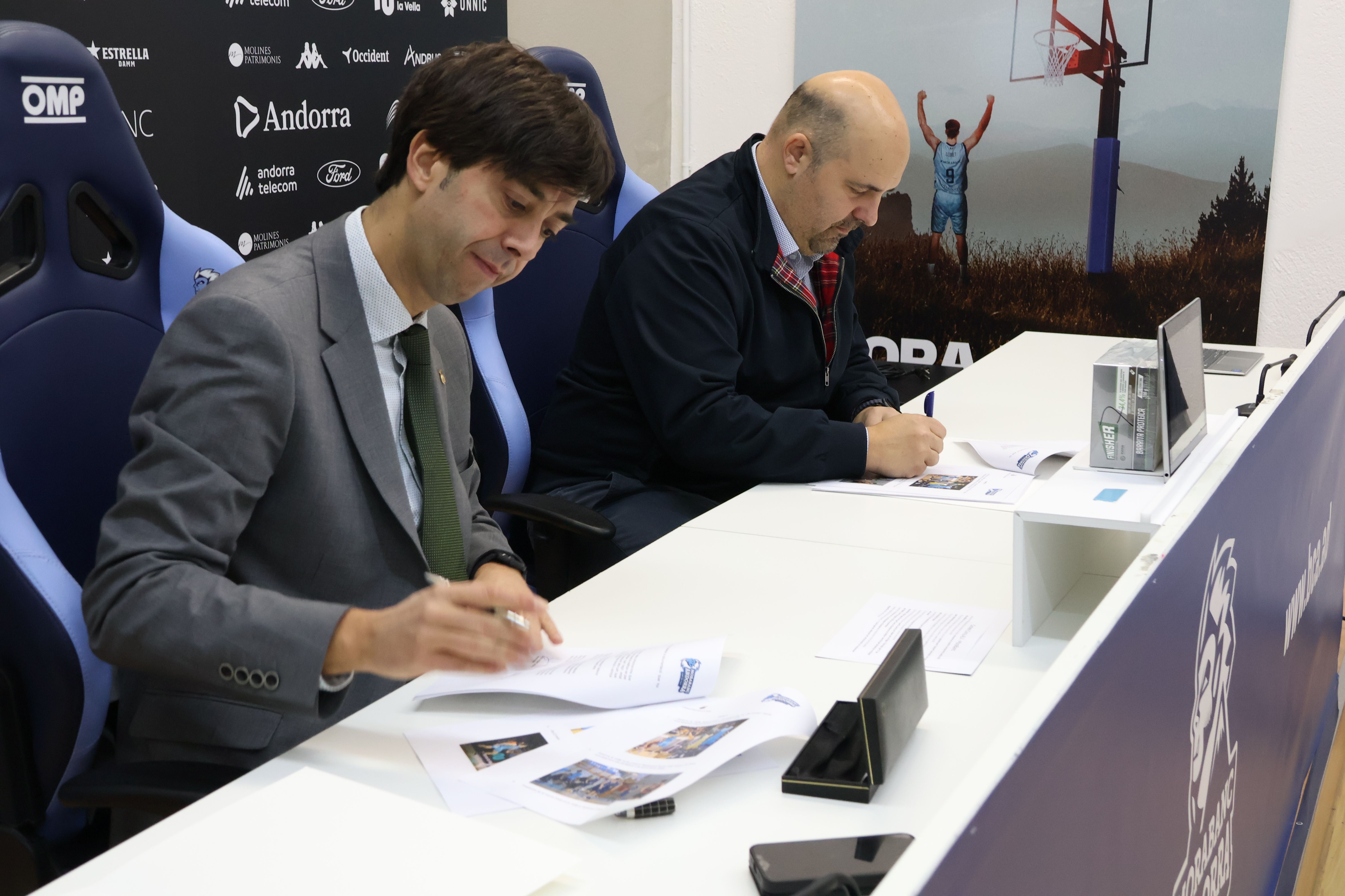 El cònsol major d'Andorra la Vella, Sergi González, i el president del BC MoraBanc Andorra, Gorka Aixàs