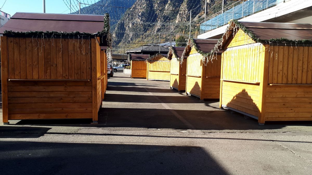 El pueblo de Navidad de la plaza del pueblo a punto para inaugurarse (1)