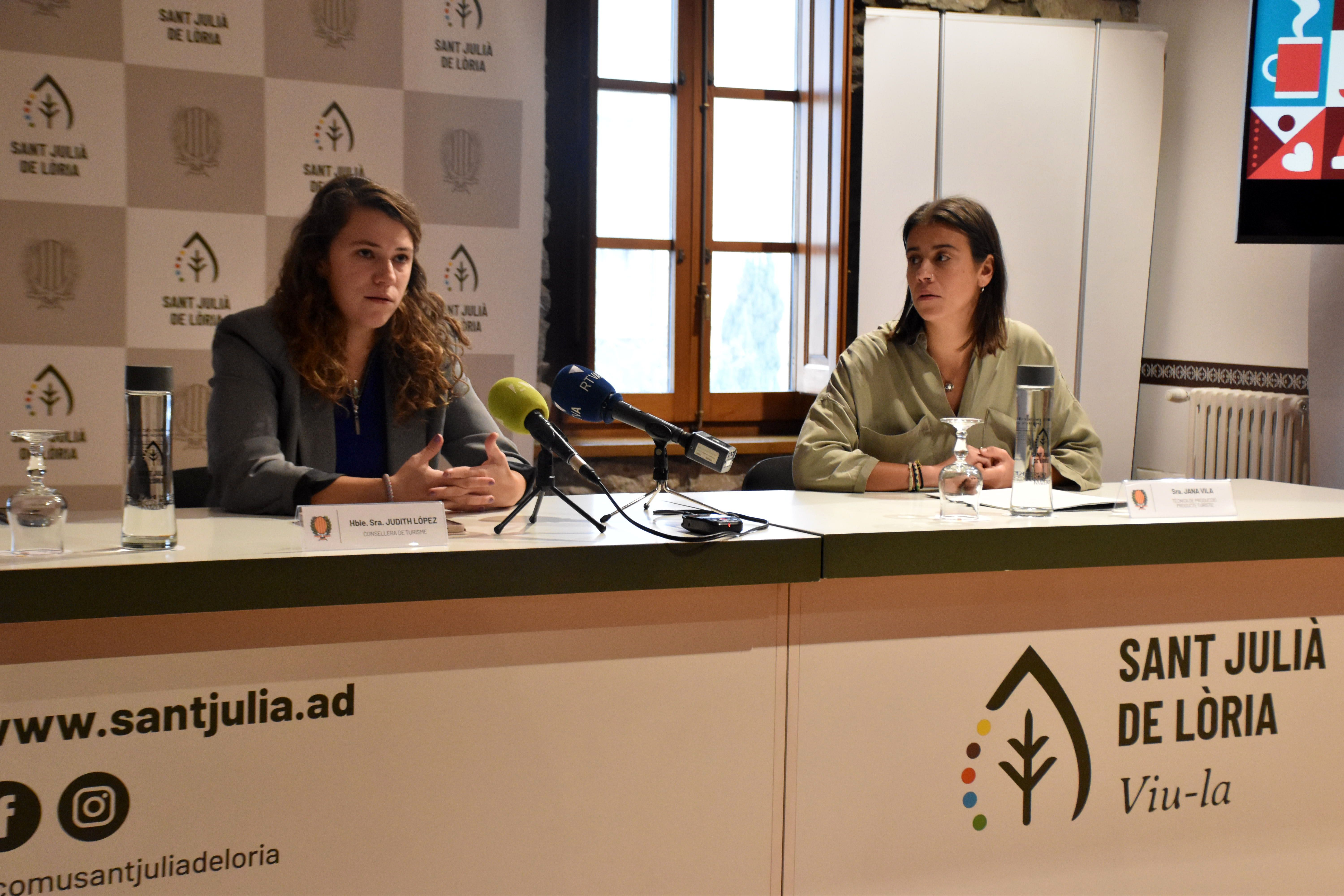 La consellera de Turisme del comú de Sant Julià de Lòria, Judith López, i la tècnica de producció de producte turístic, Jana Vila