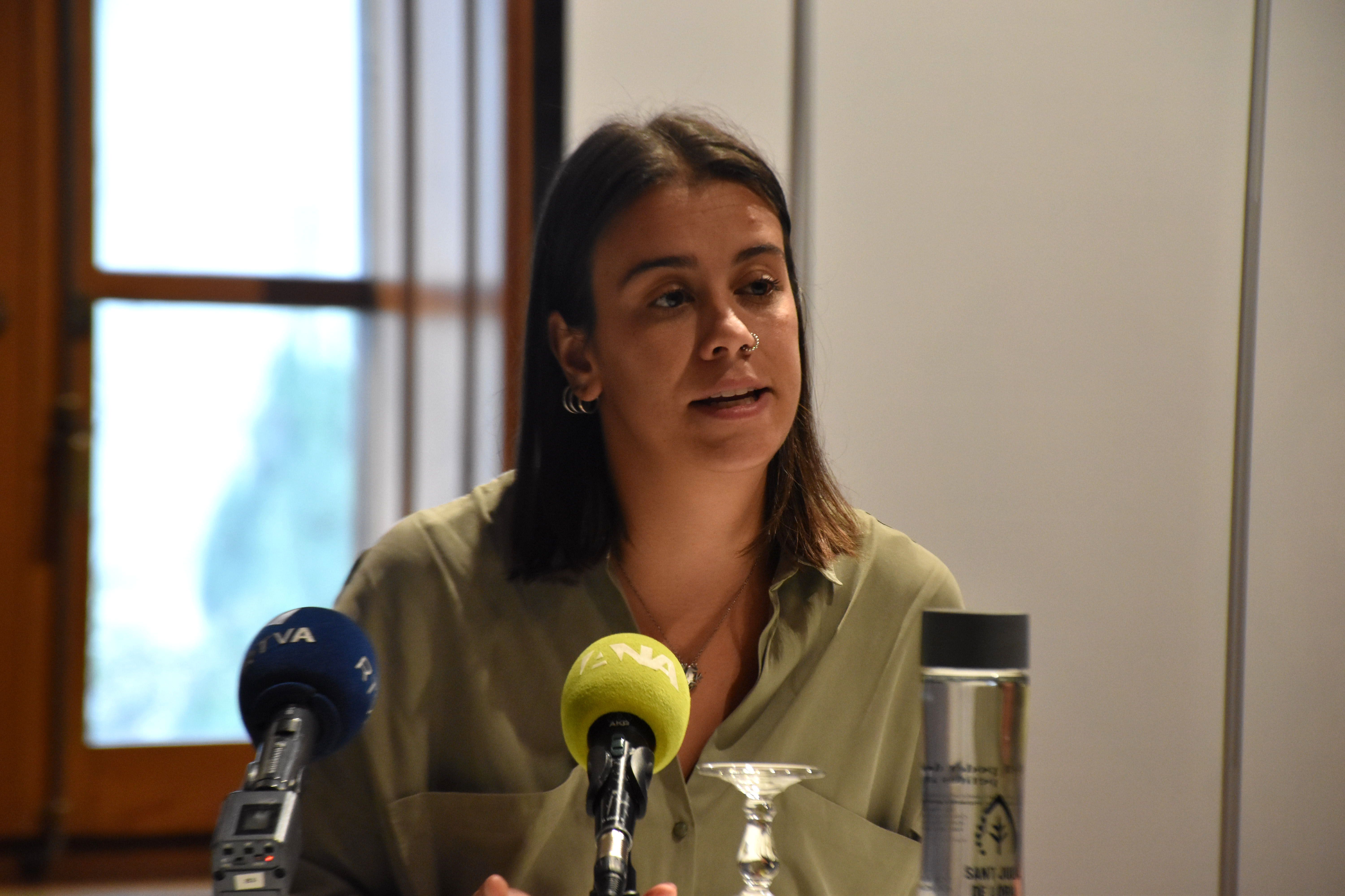 La tècnica de producció de producte turístic, Jana Vila, explicant les novetats de la Fira de Santa Llúcia de Sant Julià de Lòria