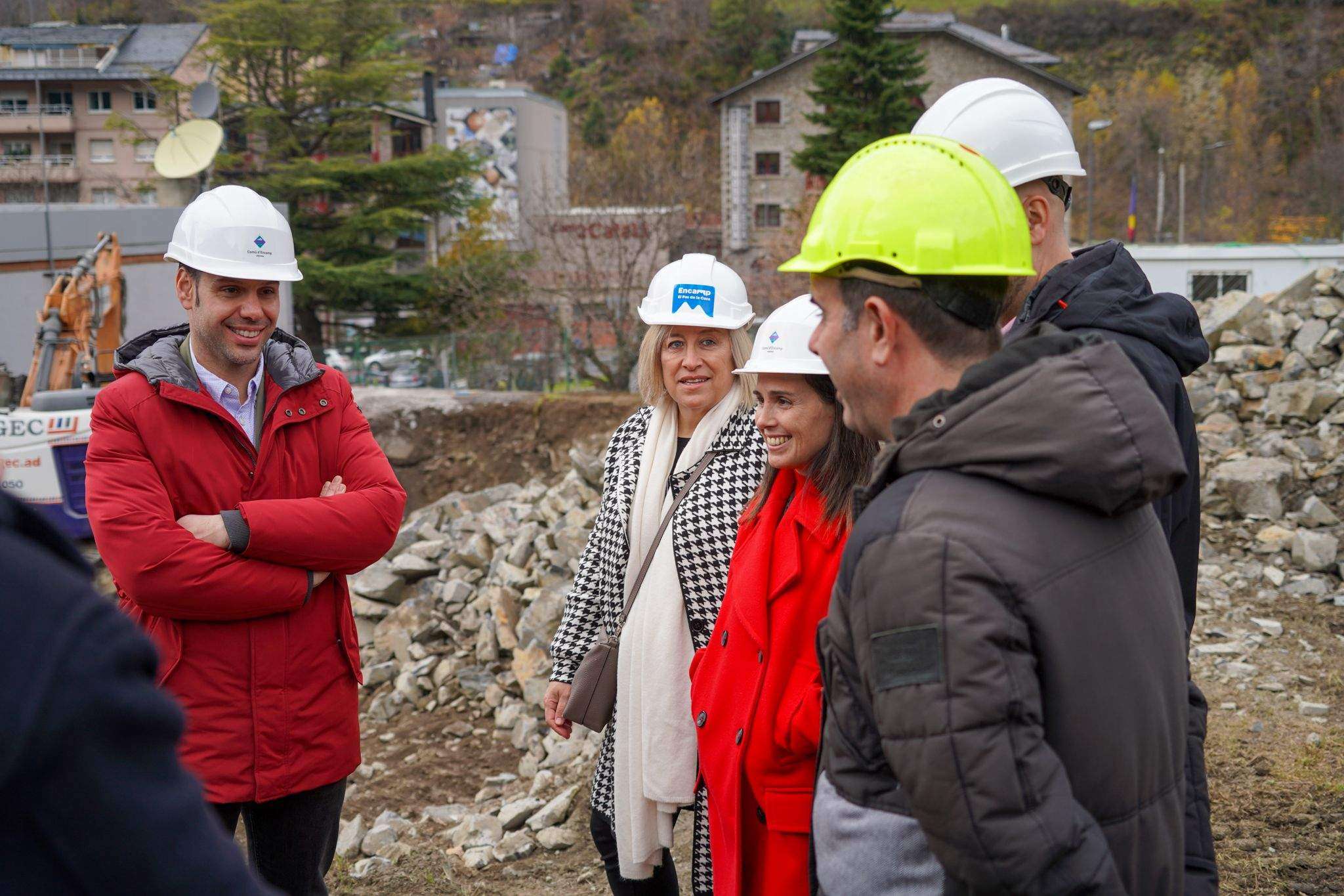 Las autoridades durante la visita a las obras del centro de la tercera edad, este miércoles por la mañana