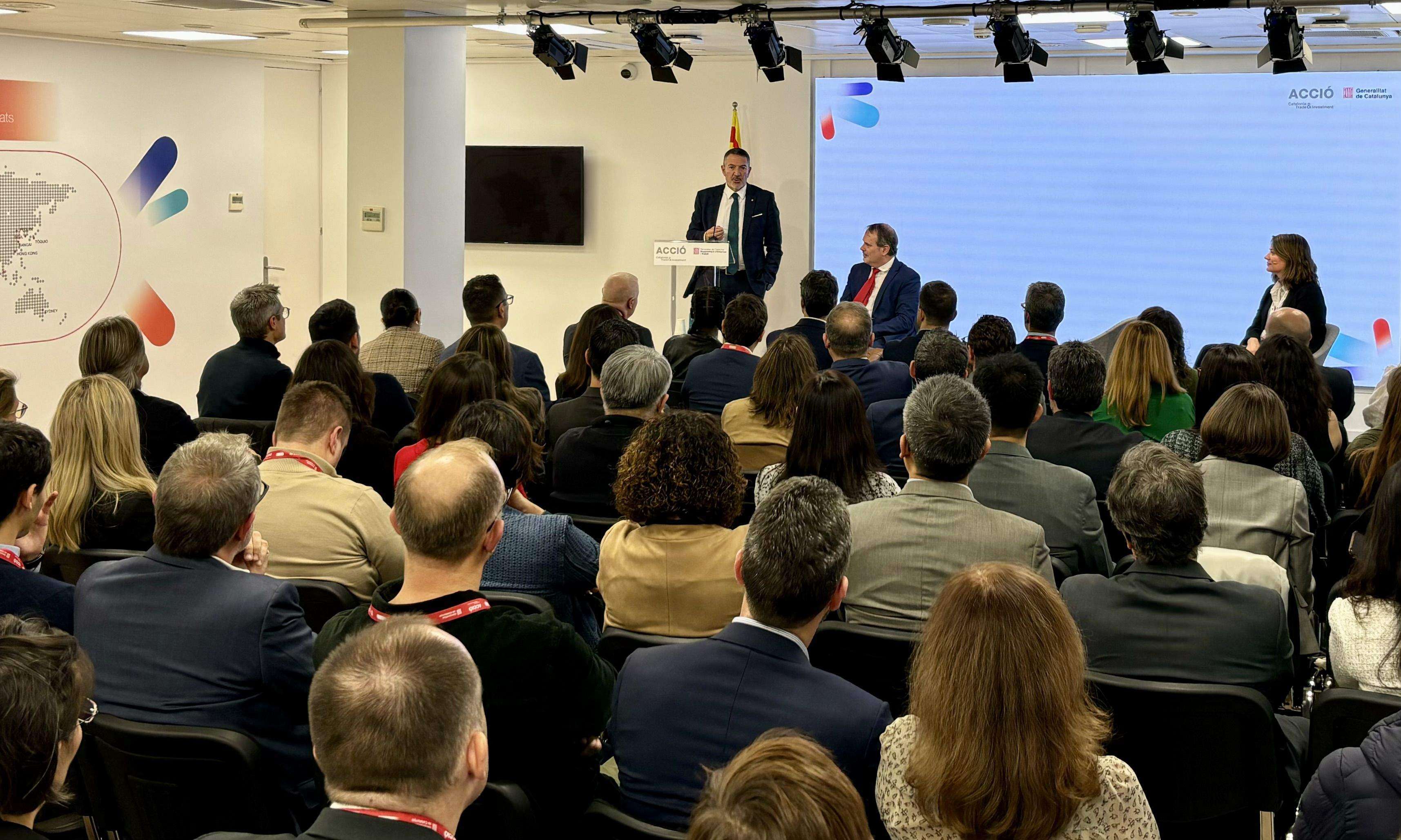 El conseller Sàmper durant la reunió amb representants de la Xarxa d'Oficines Exteriors de Comerç i d'Inversions