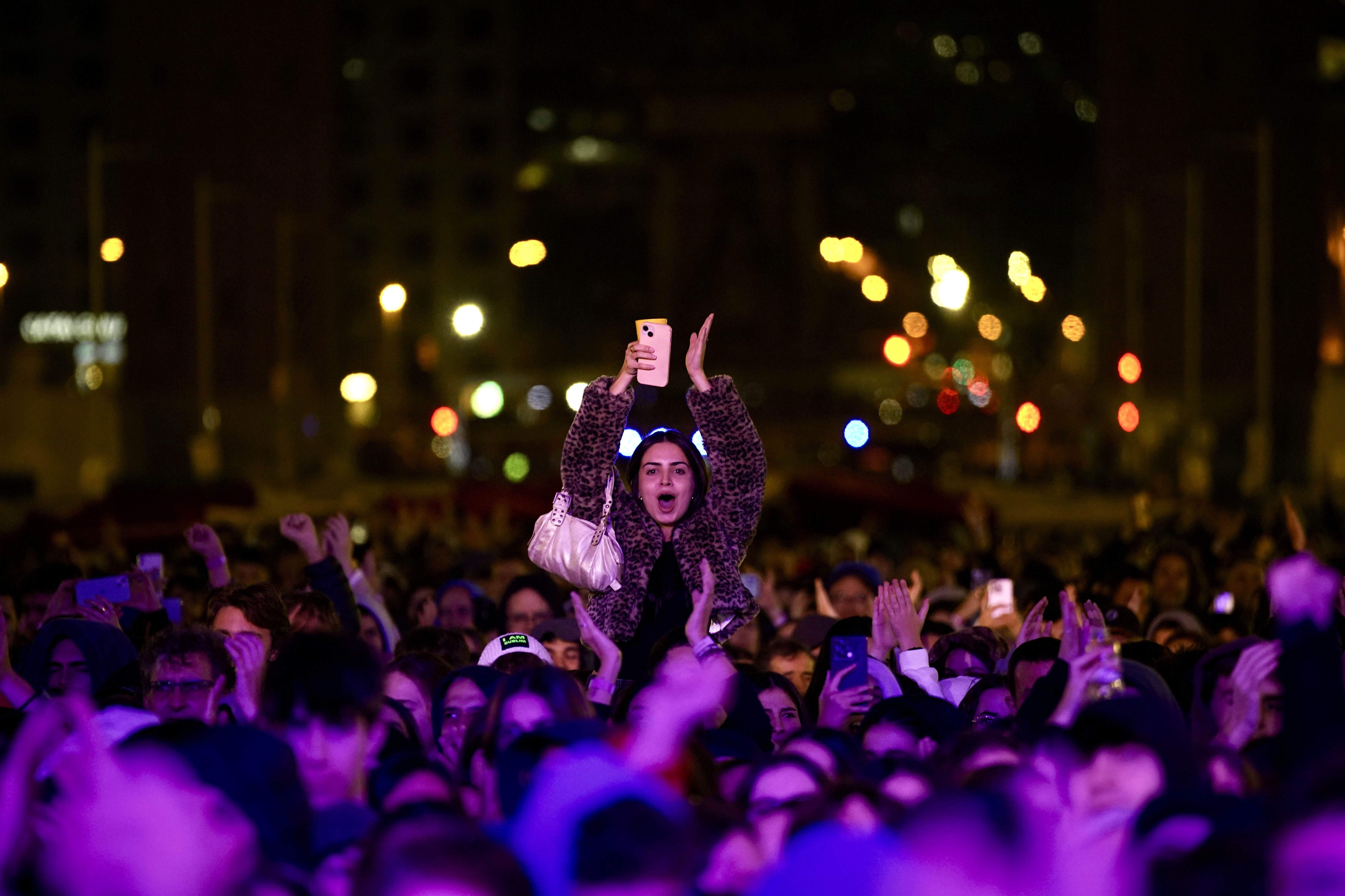 Noia del públic al Concert Catalunya amb el País Valencià