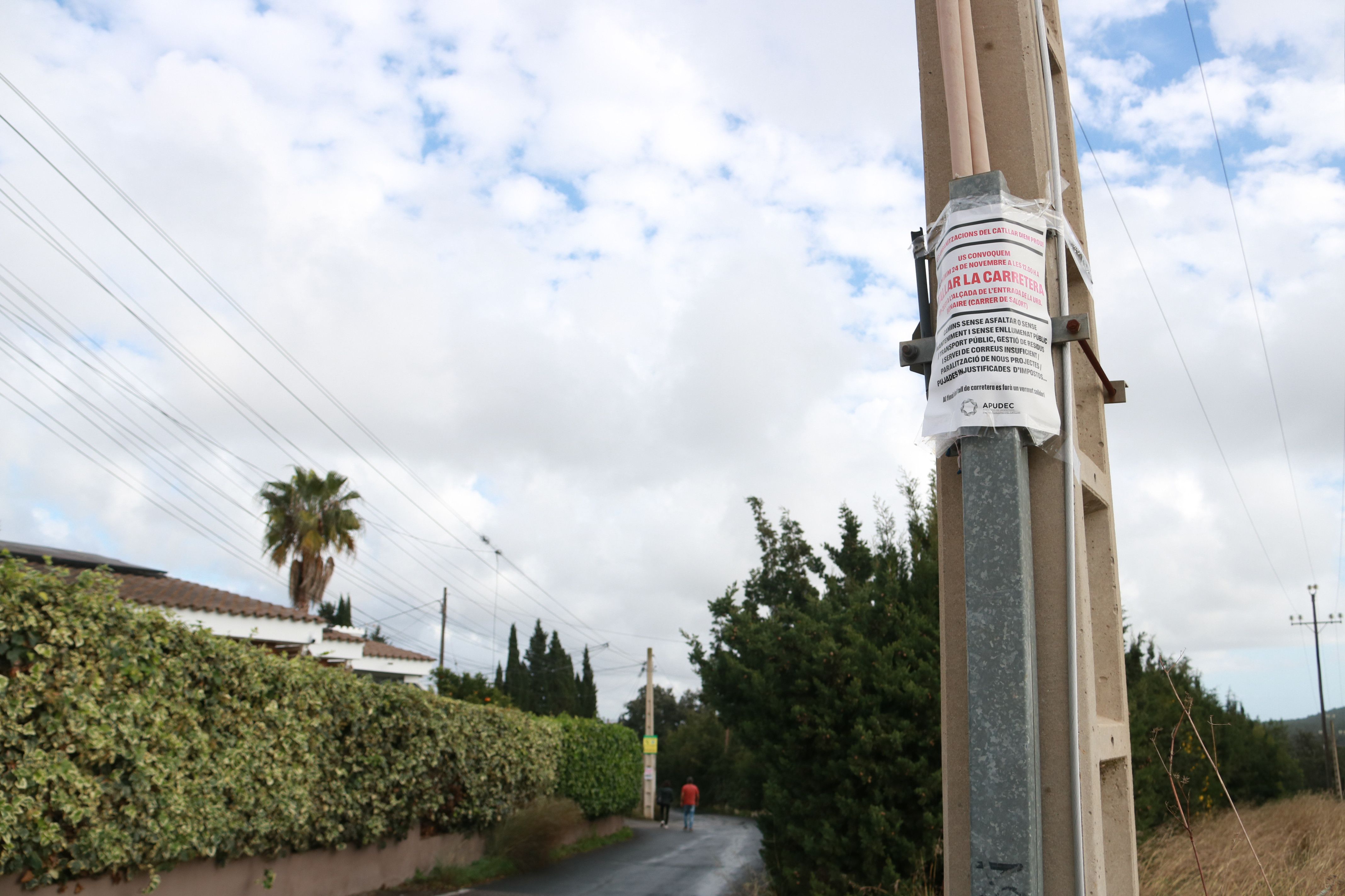 Les urbanitzacions del Catllar diuen prou i tallen la TP-2031 com a protesta 1