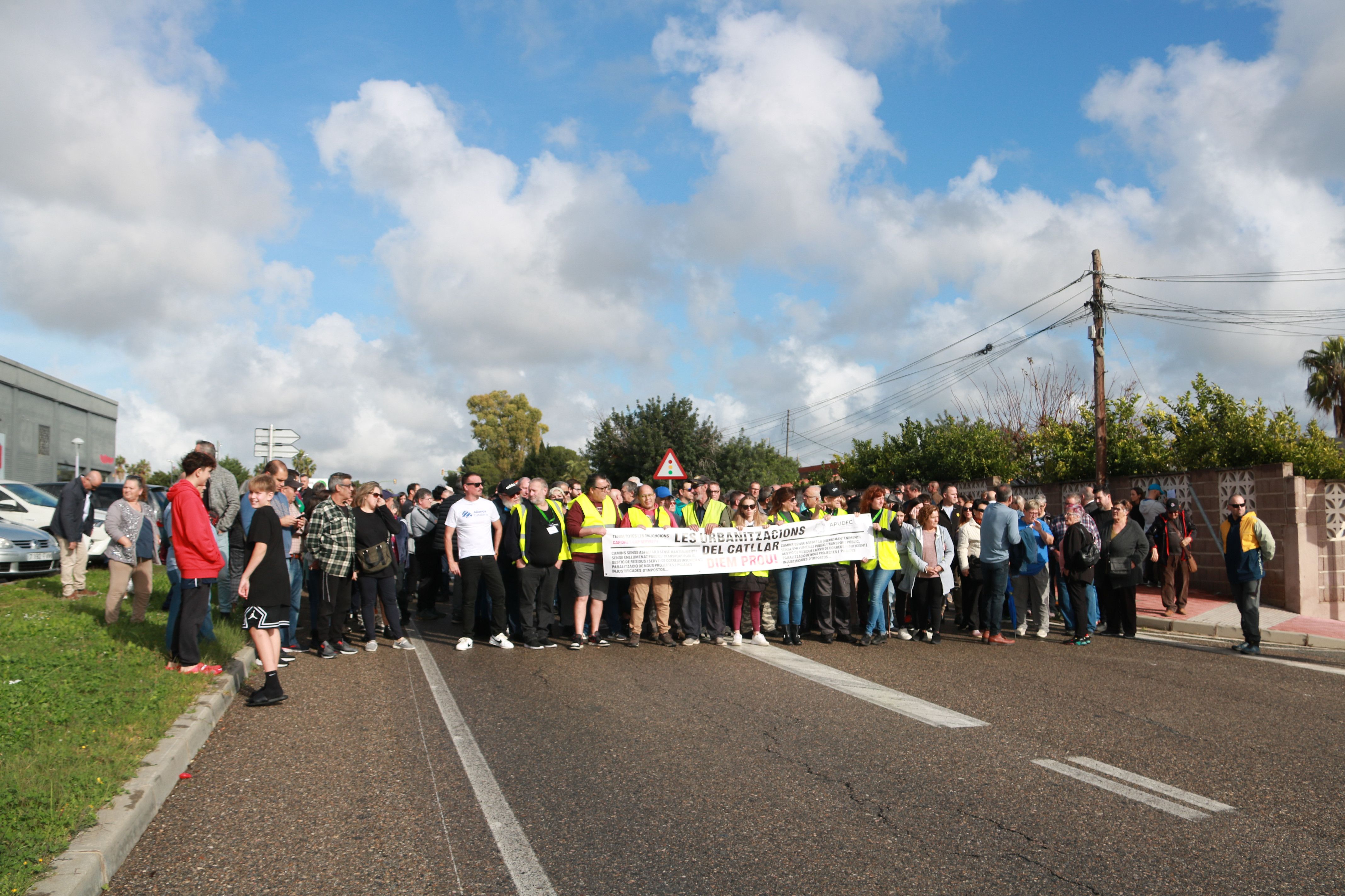 Les urbanitzacions del Catllar diuen prou i tallen la TP-2031 com a protesta 1