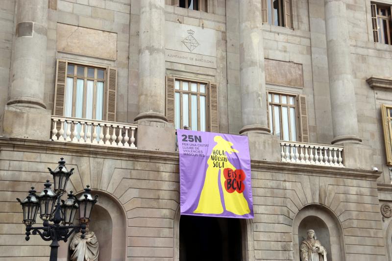 El Ayuntamiento de Barcelona con una pancarta para el 25-N