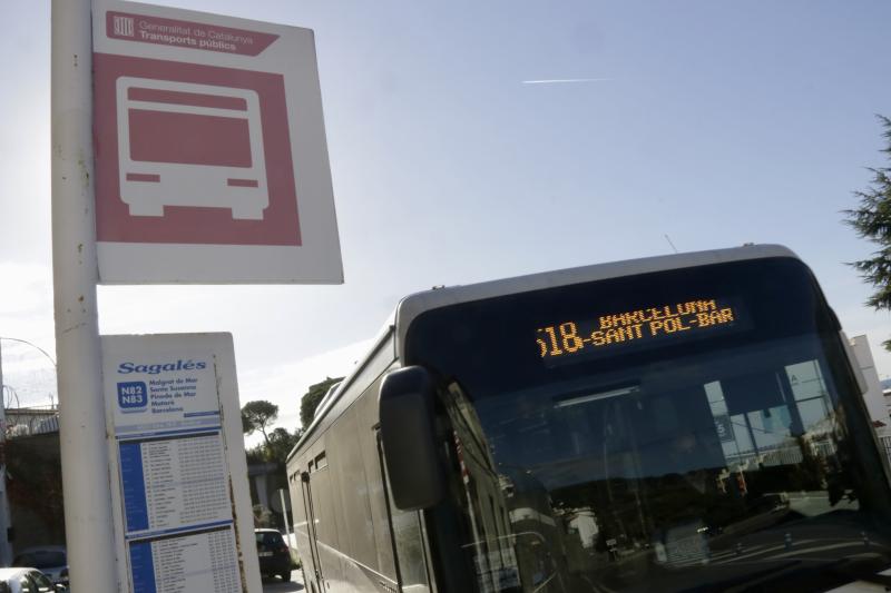 Un autobús de la línia que connecta l'alt Maresme amb Barcelona a la seva arribada a la parada de Sant Pol de Mar