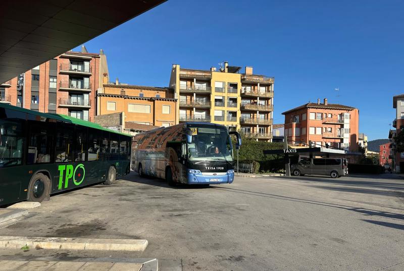 Un autobús llega a la estación de Olot